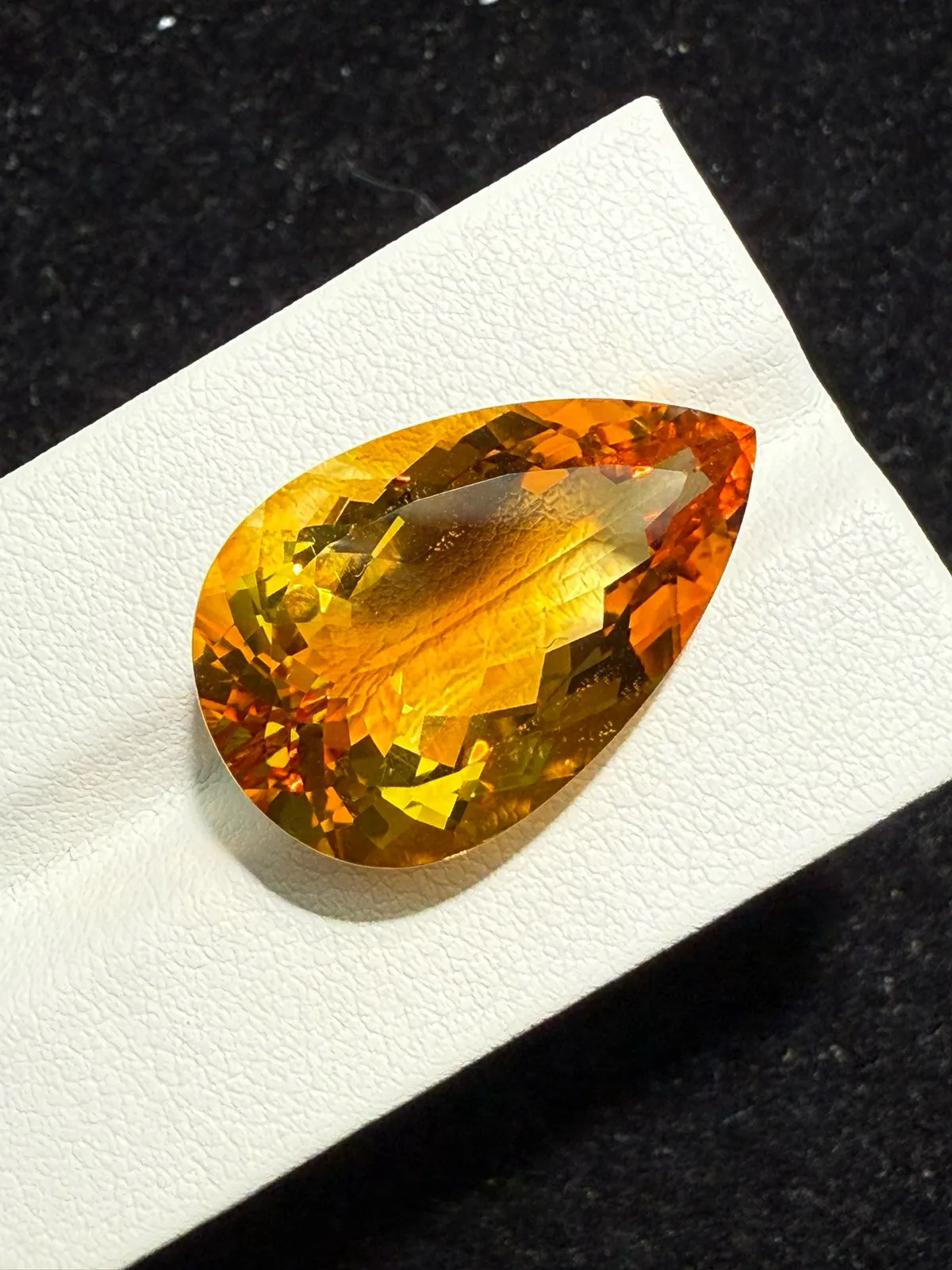 【高端珠宝】天然极美巴西暴力黄水晶裸石
重量: 21.29ct  规格: 24.4*15.6*10.