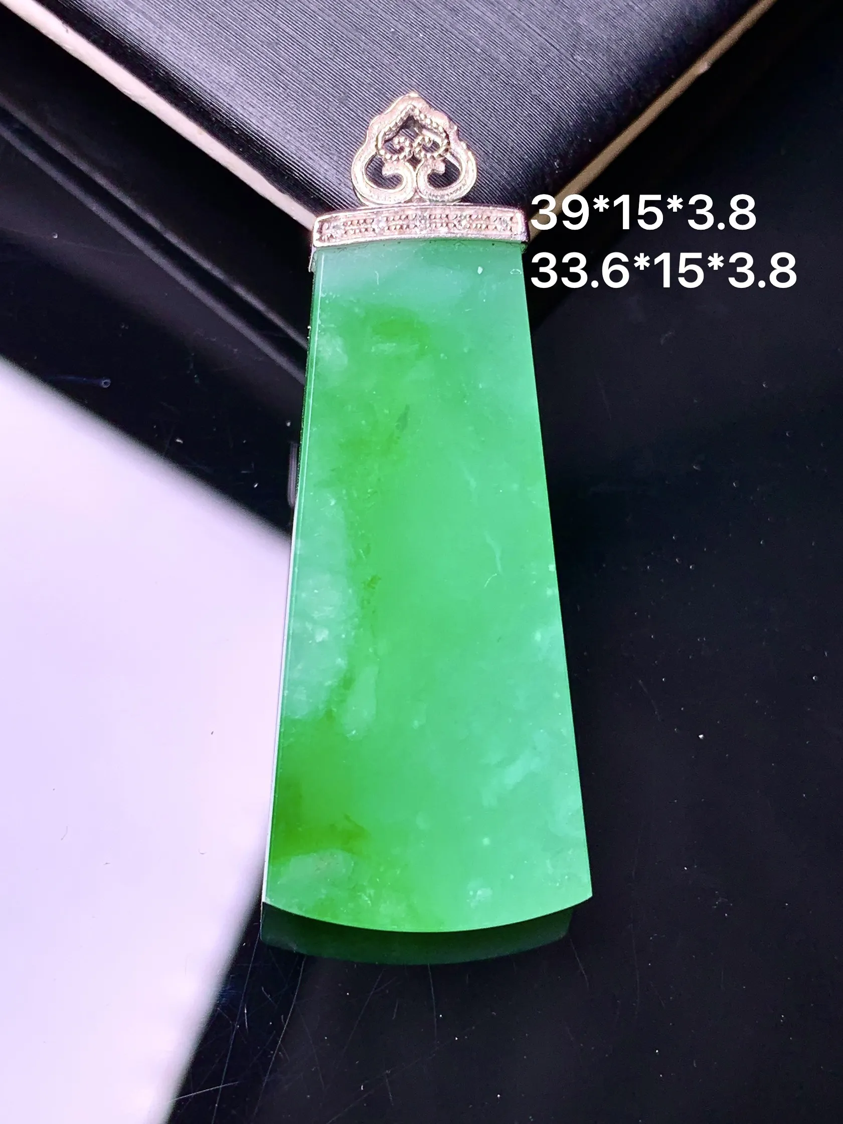 18k金镶嵌翠绿无事牌吊坠 玉质细腻 色泽清新艳丽 整体尺寸39*15*3.8