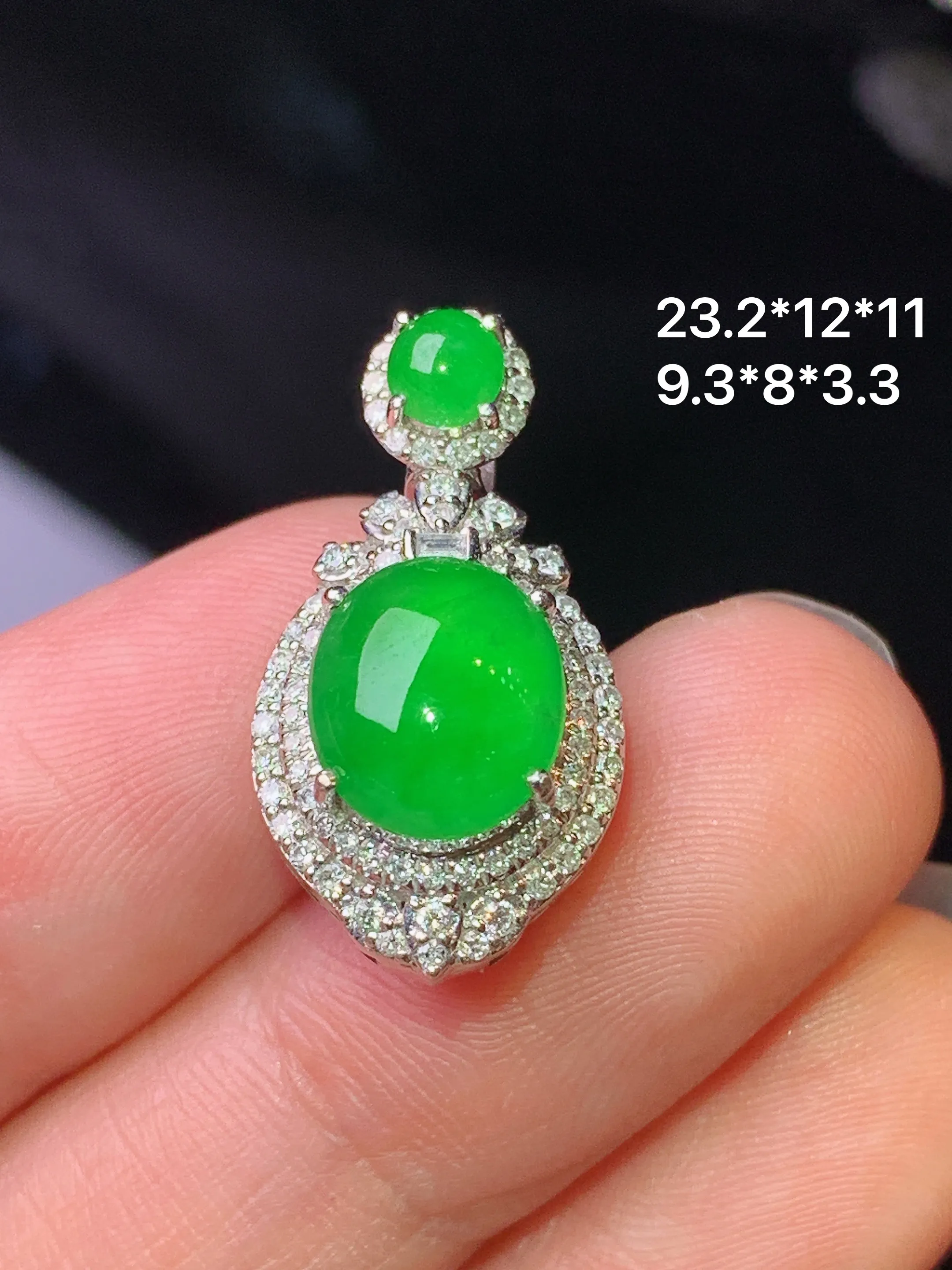 18k金钻镶嵌满绿蛋面吊坠 玉质细腻 色泽清新艳丽 整体尺寸23.2*12*11