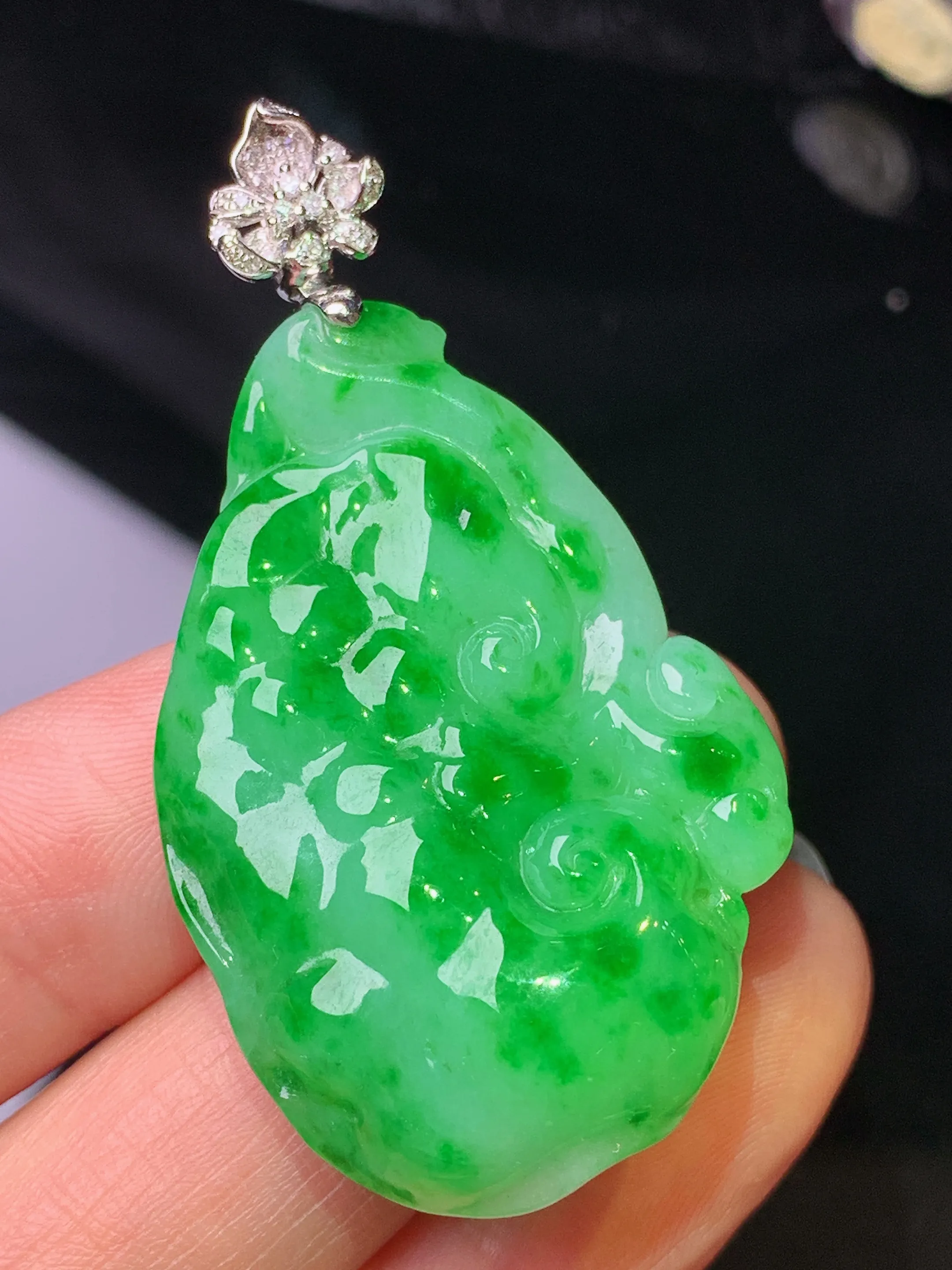 18k金钻镶嵌翠绿如意吊坠 玉质细腻 色泽清新艳丽 整体尺寸49.2*26.3*9.5