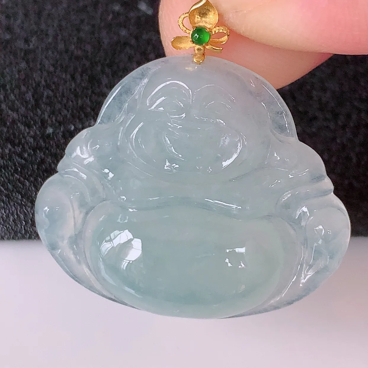 自然光实拍，18K金镶嵌冰种翡翠佛公吊坠，冰透饱满， 佛公亦保平安，寓意有福（佛公）相伴，品相佳，配戴优雅迷人！#49.24整体29.5裸石29.5*24.5*6