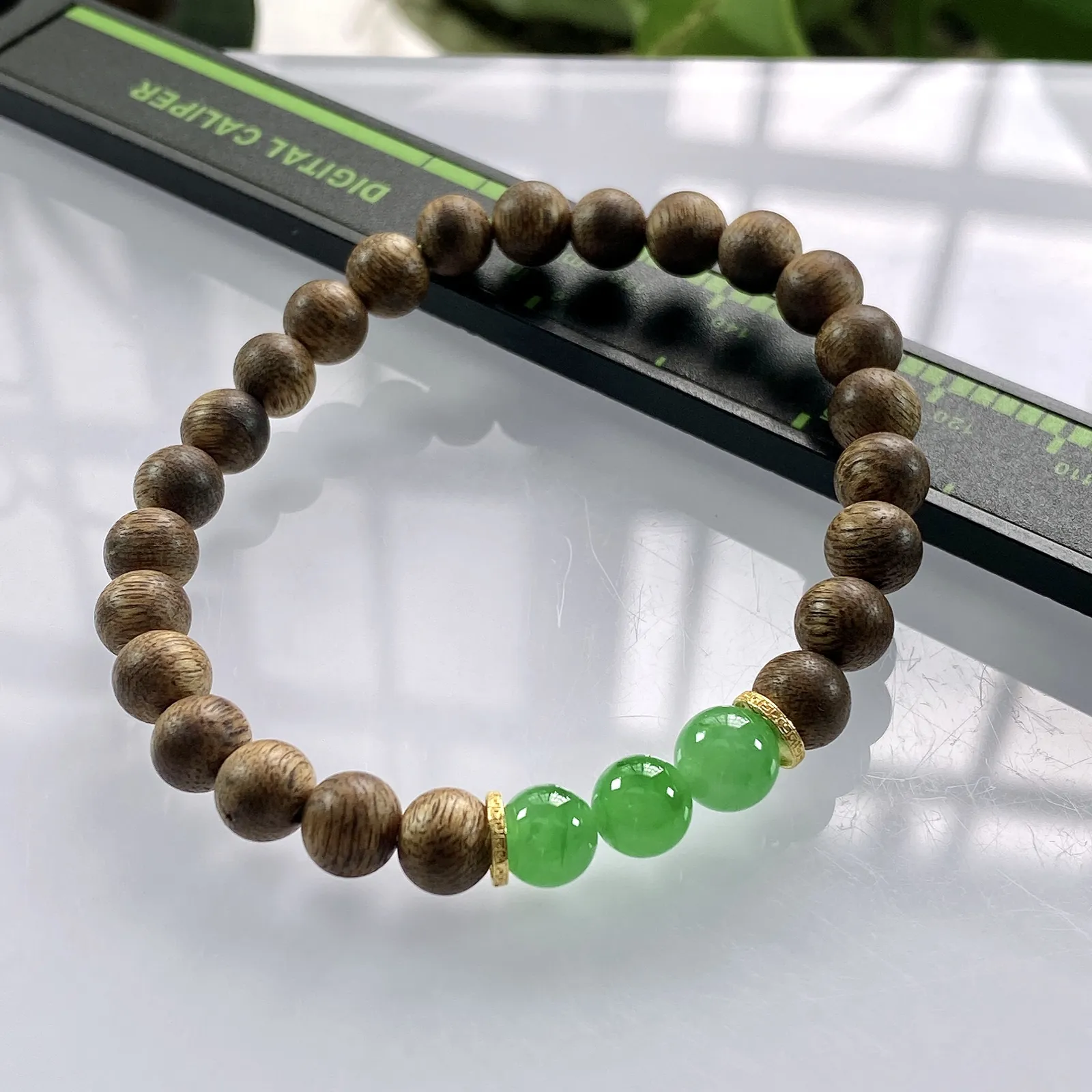 收藏级别，缅甸天然翡翠A货，卡7冰绿圆珠手串手链，尺寸：7mm/3颗，重量：3.75g，隔片为18k金，配饰为沉香木。