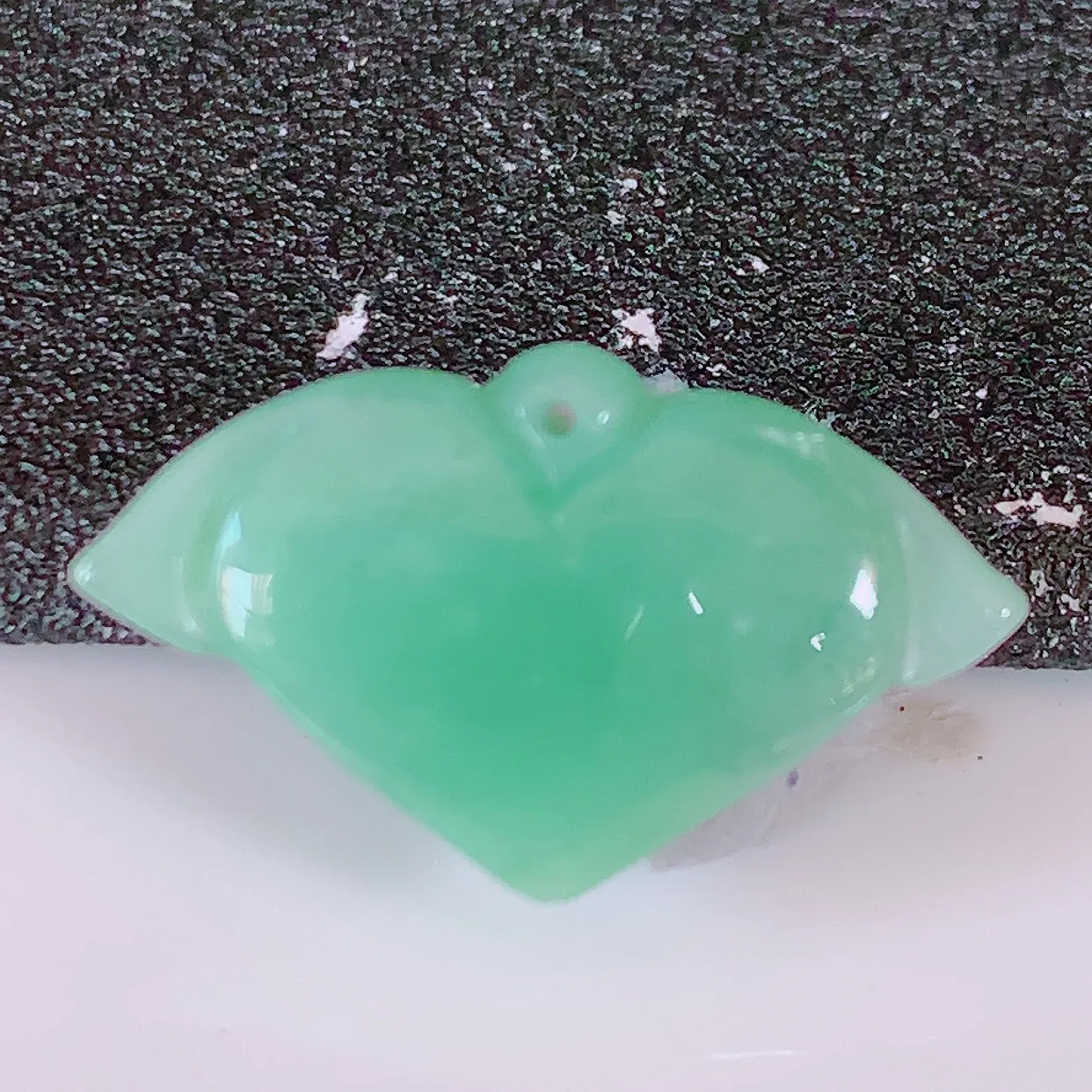 自然光实拍，冰润满绿翡翠爱心吊坠，翠色灵动，佩戴效果时尚出众，尽显气质，玉质细腻，美感十足。#46.26