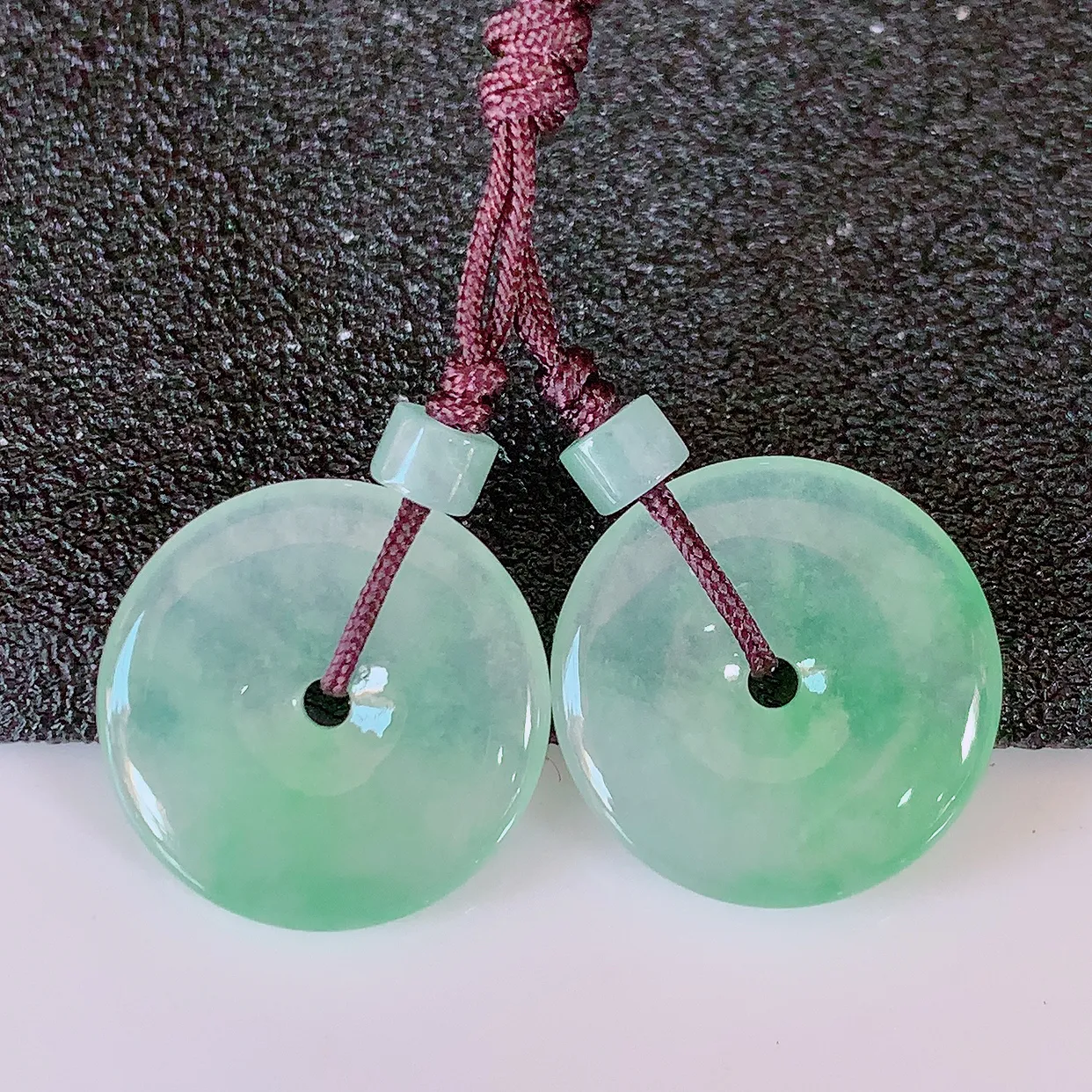 自然光实拍，冰种飘绿翡翠一对平安扣耳坠，翠色灵动，玉质细腻，颜色漂亮，品相佳，佩戴佳品！配银线 #41.36尺寸15.*2.8