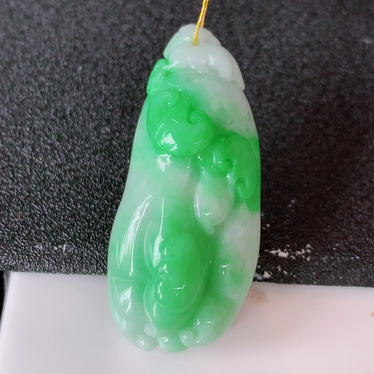 自然光实拍，冰润飘阳绿翡翠佛手吊坠，翠色灵动，佩戴效果时尚出众，尽显气质，玉质细腻，美感十足。#35.24