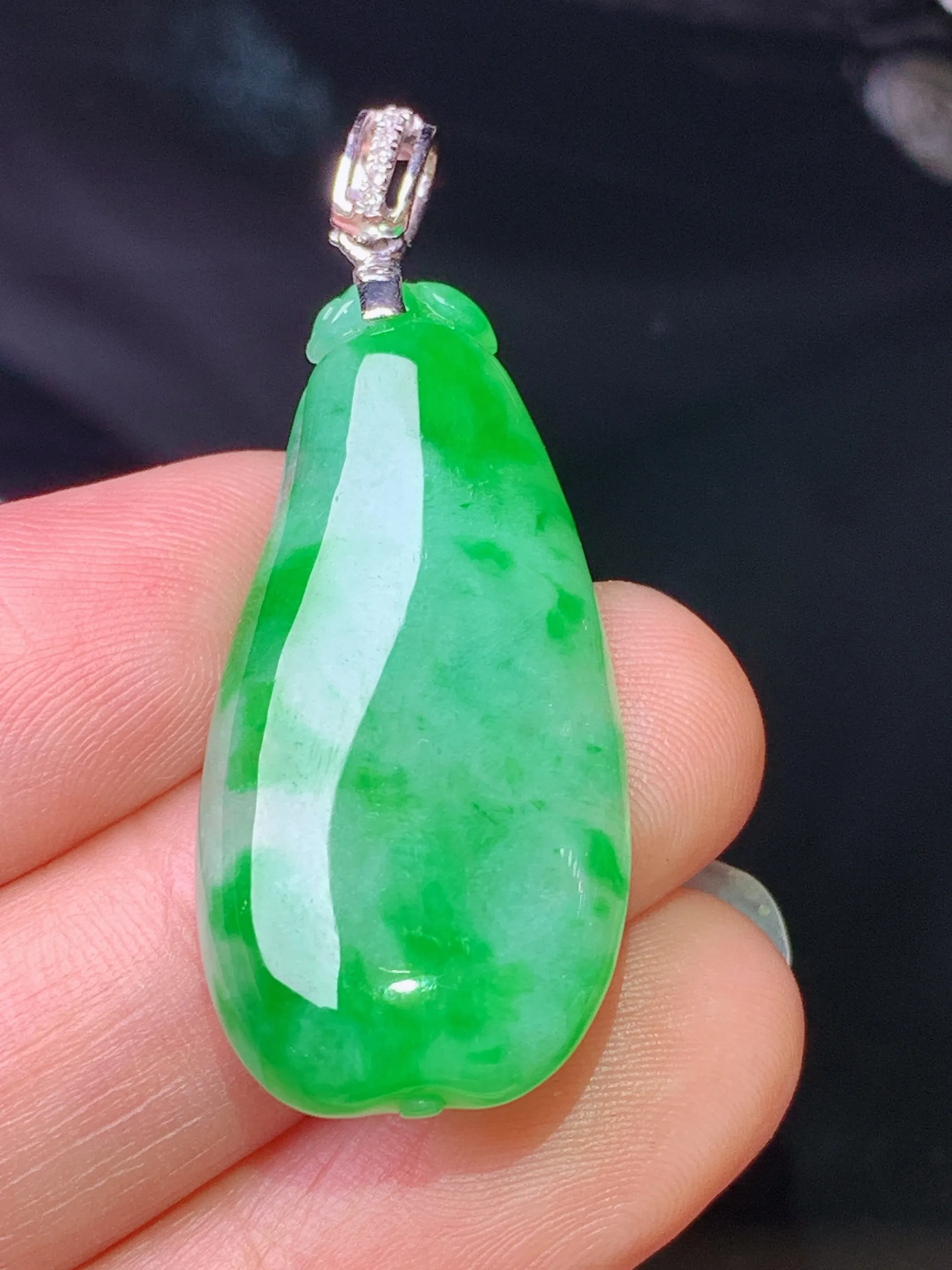 18k金镶嵌翠绿福瓜吊坠 玉质细腻 色泽清新艳丽 整体尺寸42*16.3*5