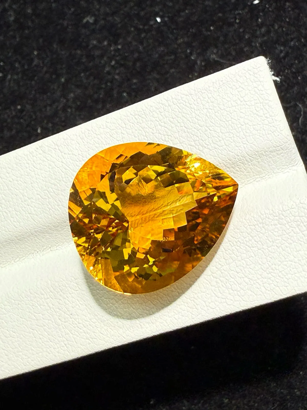 【高端珠宝】天然极美巴西暴力黄水晶裸石
重量: 25.885ct  规格: 21.8*18.7*12