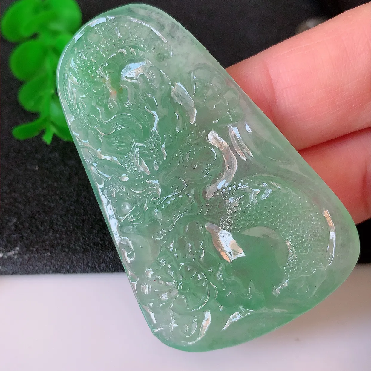 自然光实拍，冰种满绿翡翠龙腾盛世、龙牌吊坠，种水好，雕工立体精致，佩戴霸气时尚！#60.26