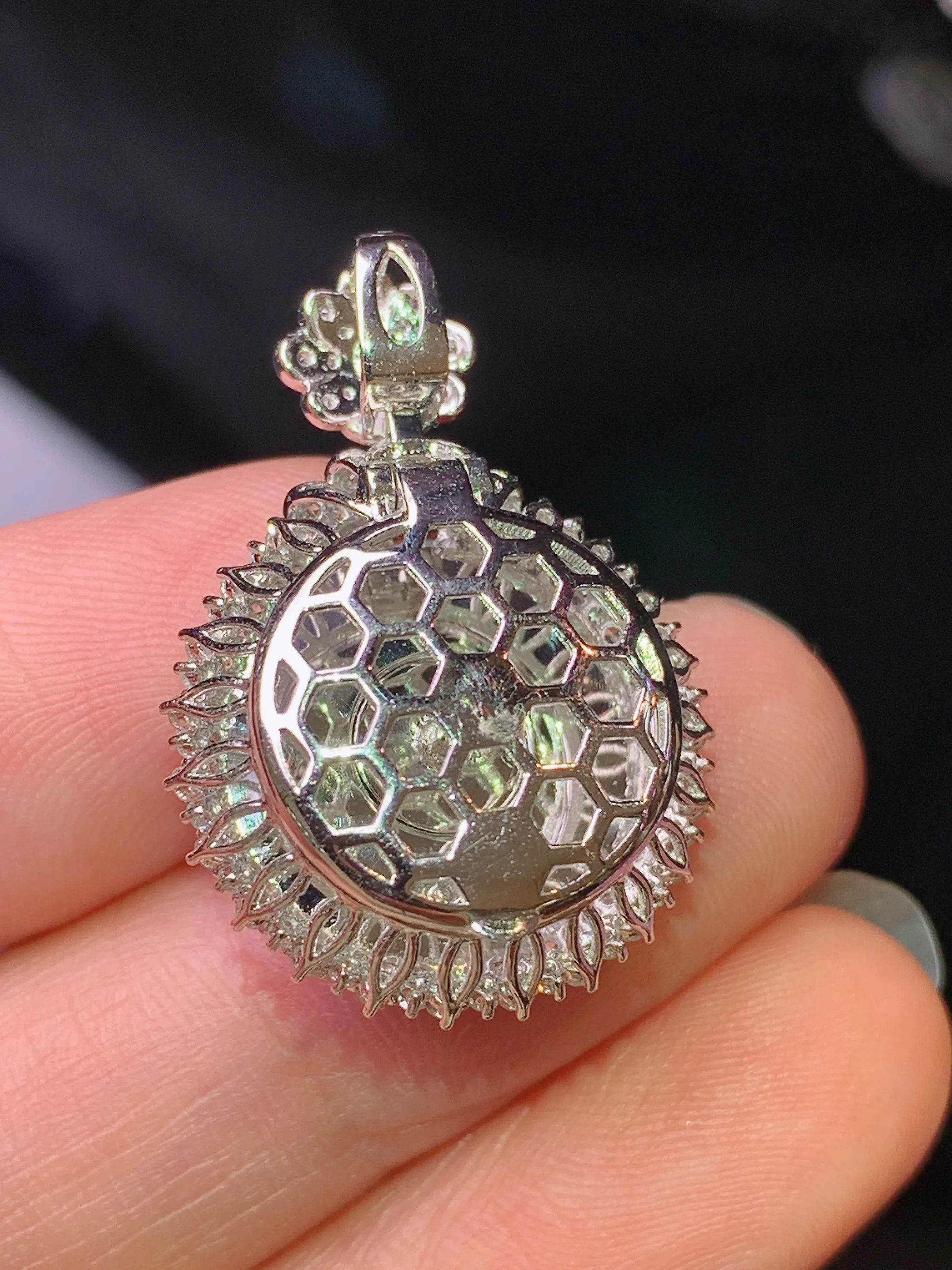 18k金钻镶嵌满绿平安扣吊坠 玉质细腻 色泽清新艳丽 整体尺寸28.2*19.5*10