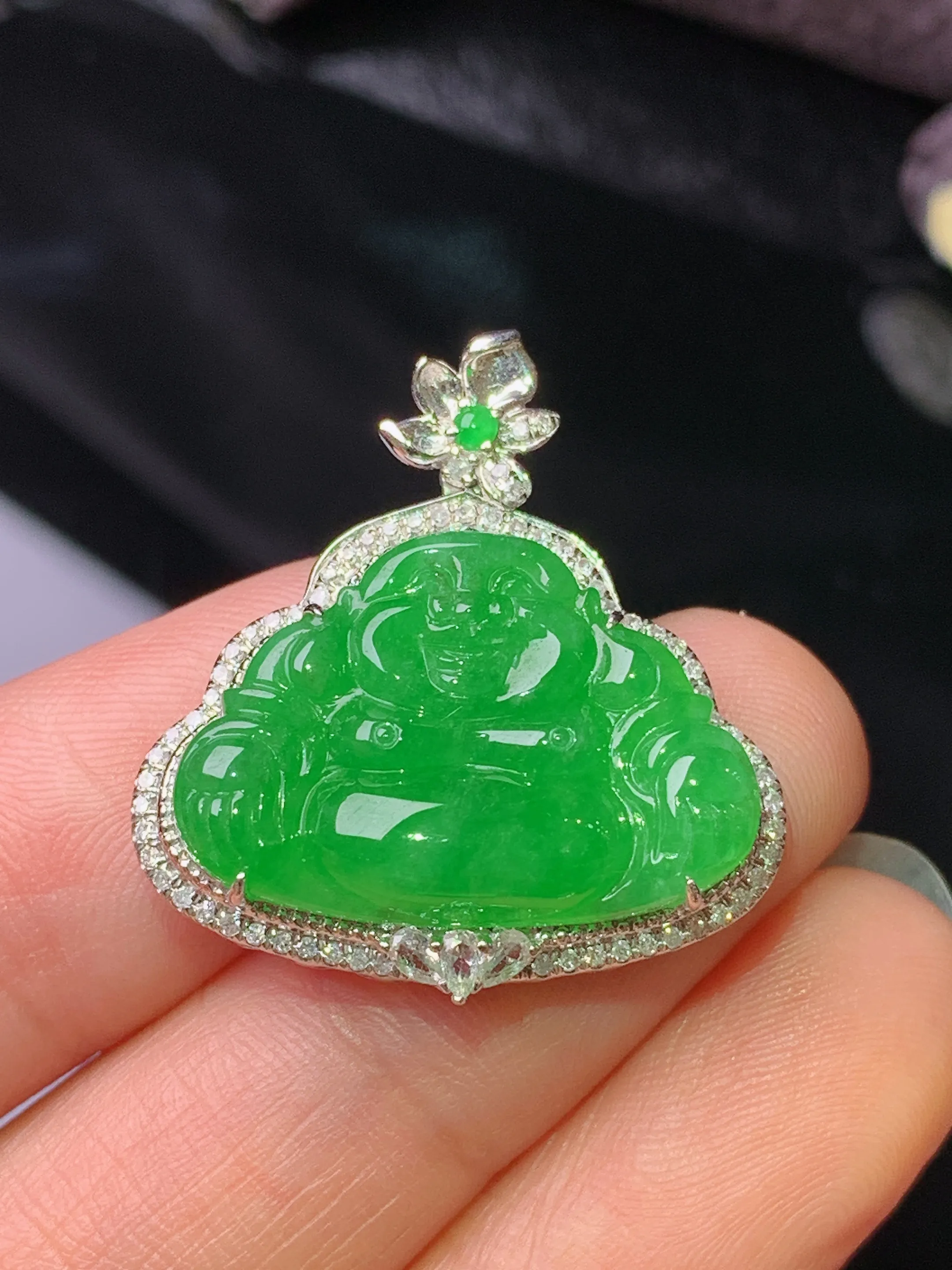 18k金钻镶嵌满绿佛公吊坠 玉质细腻 色泽清新艳丽 整体尺寸27*24.8*8