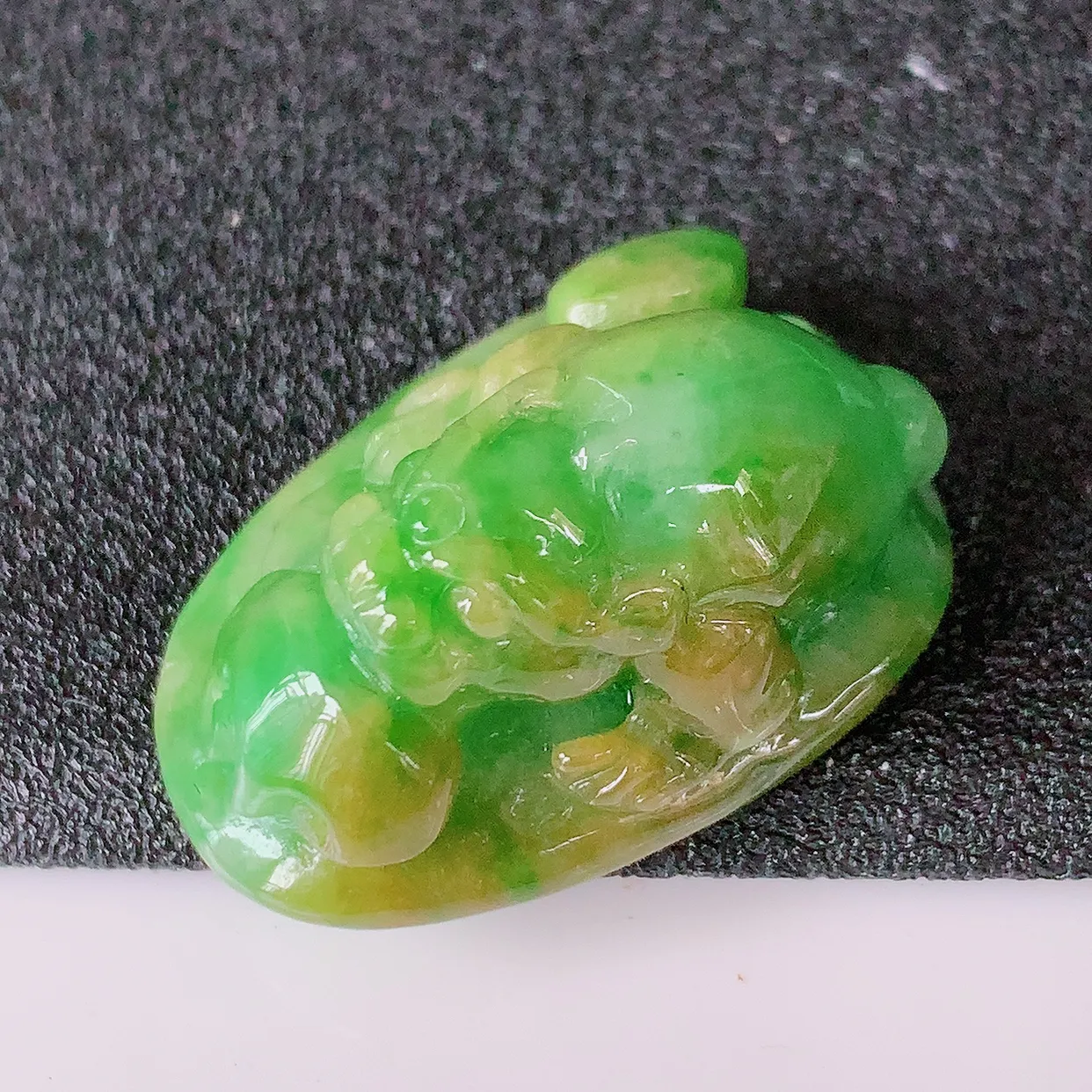 自然光实拍，水润黄加绿翡翠招财金蟾吊坠，翠色灵动，玉质细腻，颜色漂亮，品相佳，佩戴佳品！#02.24