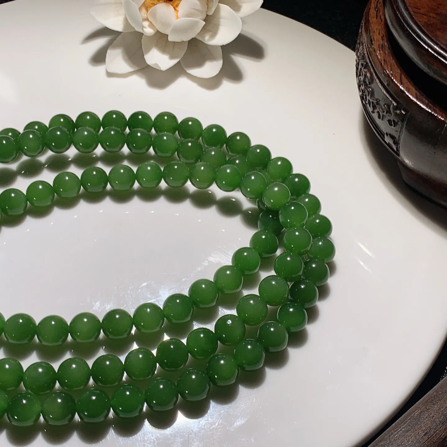 和田玉阳绿俄罗斯碧玉108佛珠项链。单颗尺寸8！玉质细腻油润。手推出油。佩戴高端典雅。lt251225