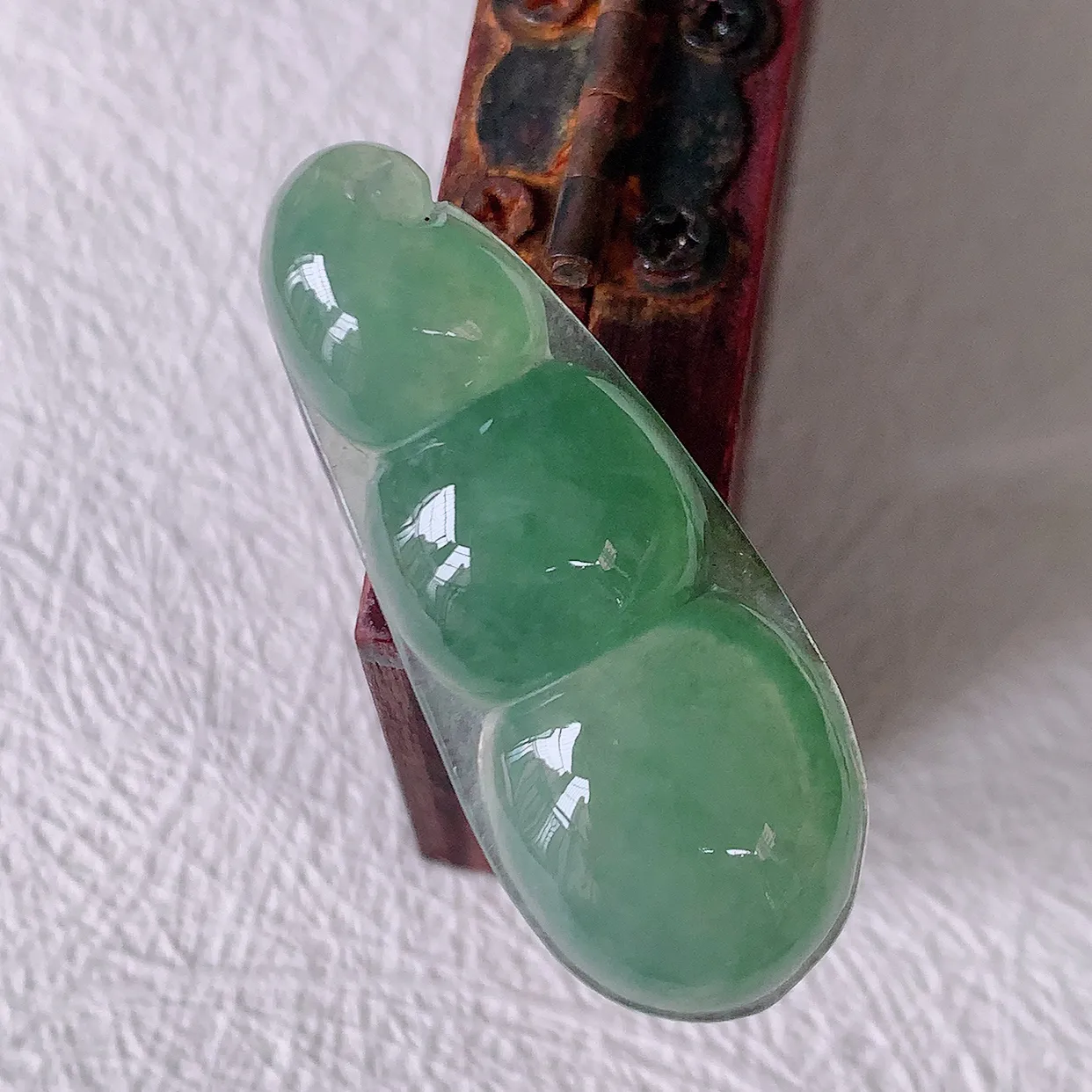 自然光实拍，冰种满绿翡翠四季豆吊坠，平安豆福豆玉坠，冰润通透，豆粒饱满，寓意：豆蔻年华！#57.24