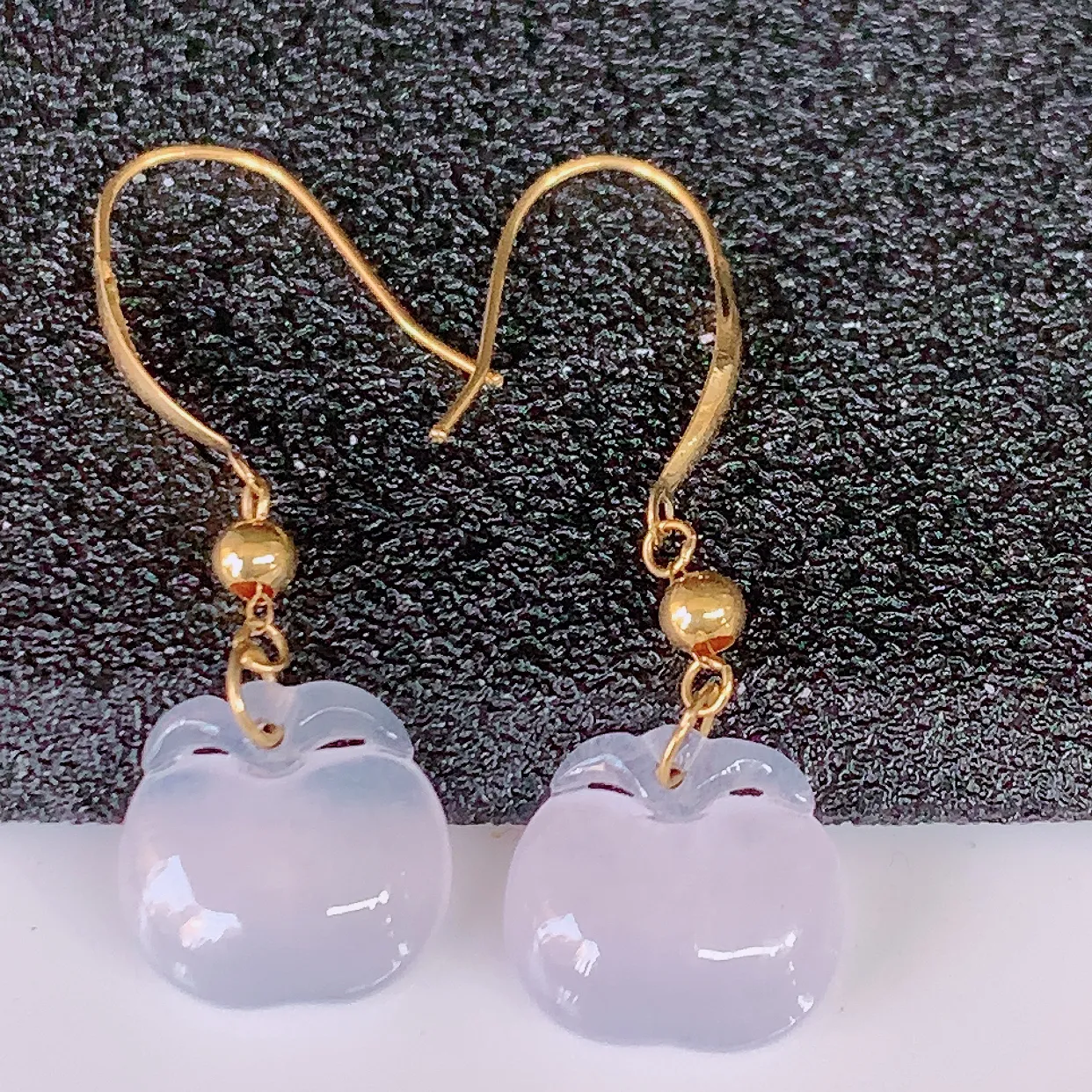 18k金镶嵌冰种翡翠苹果耳坠，沁人心脾，耳坠佩戴效果大气出众，尽显气质。种水好，胶感足，颜相当漂亮，高性价比，值得入手品鉴！#57.26整体29.5裸石9.5*8.5*3