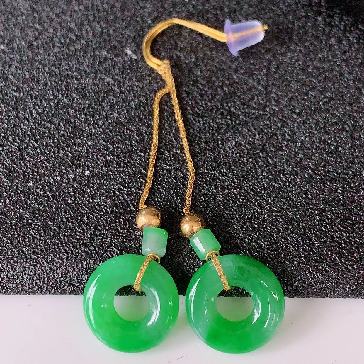 18k金镶嵌冰飘绿翡翠平安扣耳坠，沁人心脾，耳坠佩戴效果大气出众，尽显气质。种水好，胶感足，颜相当漂亮，高性价比，值得入手品鉴！#41.24整体44.5裸石尺寸10.8*2.6