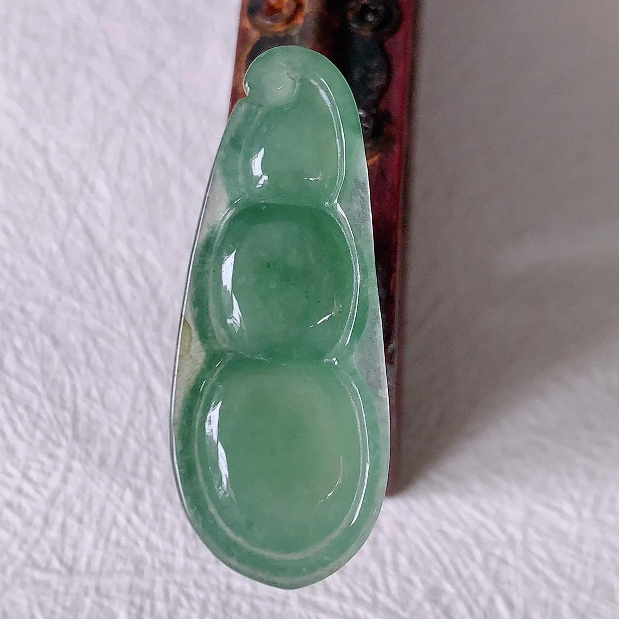 自然光实拍，冰种满绿翡翠四季豆吊坠，平安豆福豆玉坠，冰润通透，豆粒饱满，寓意：豆蔻年华！#57.24