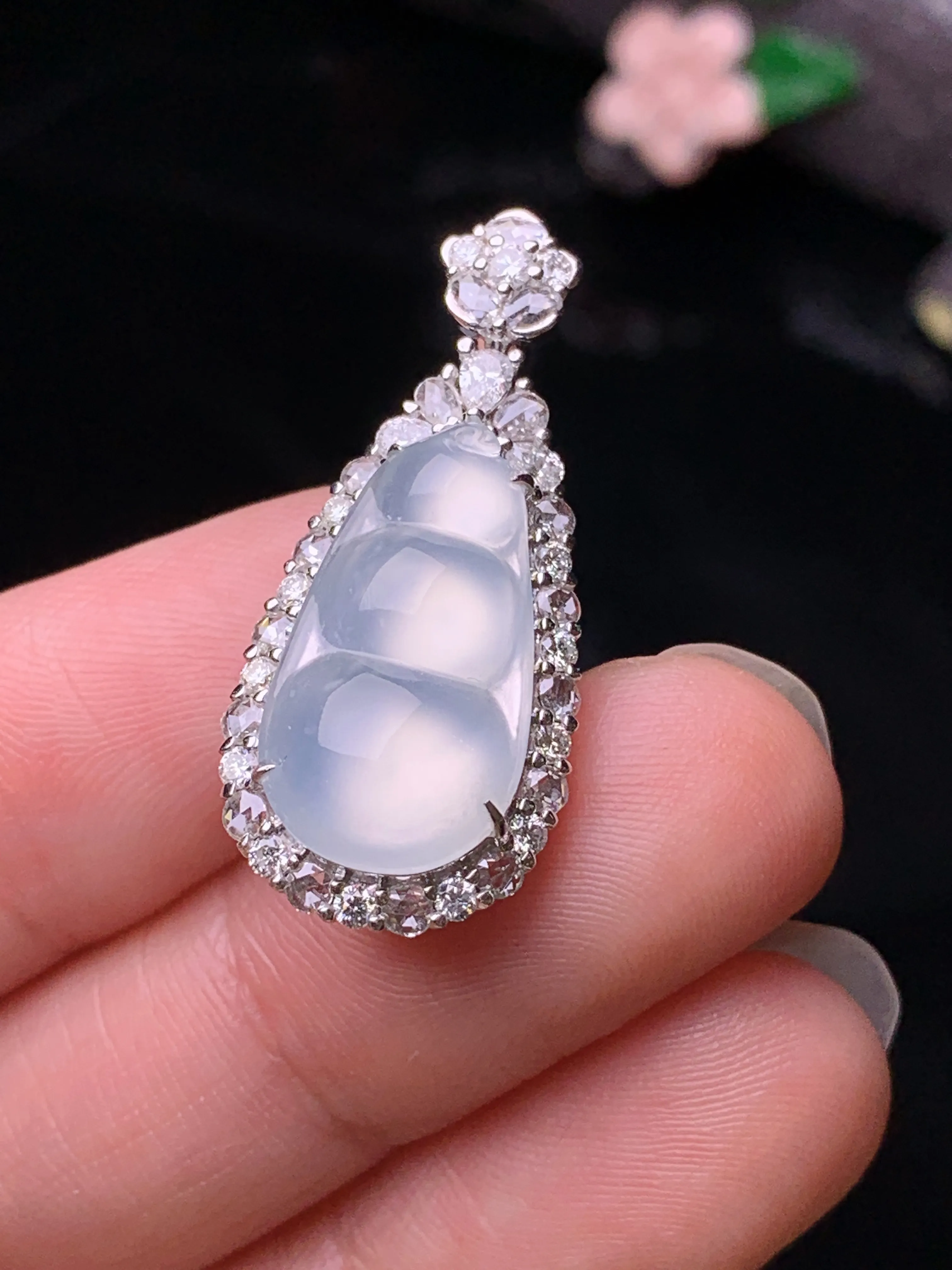 18k金钻镶嵌冰种四季豆吊坠 玉质细腻 色泽清新艳丽 整体尺寸29.6*13.2*9.5