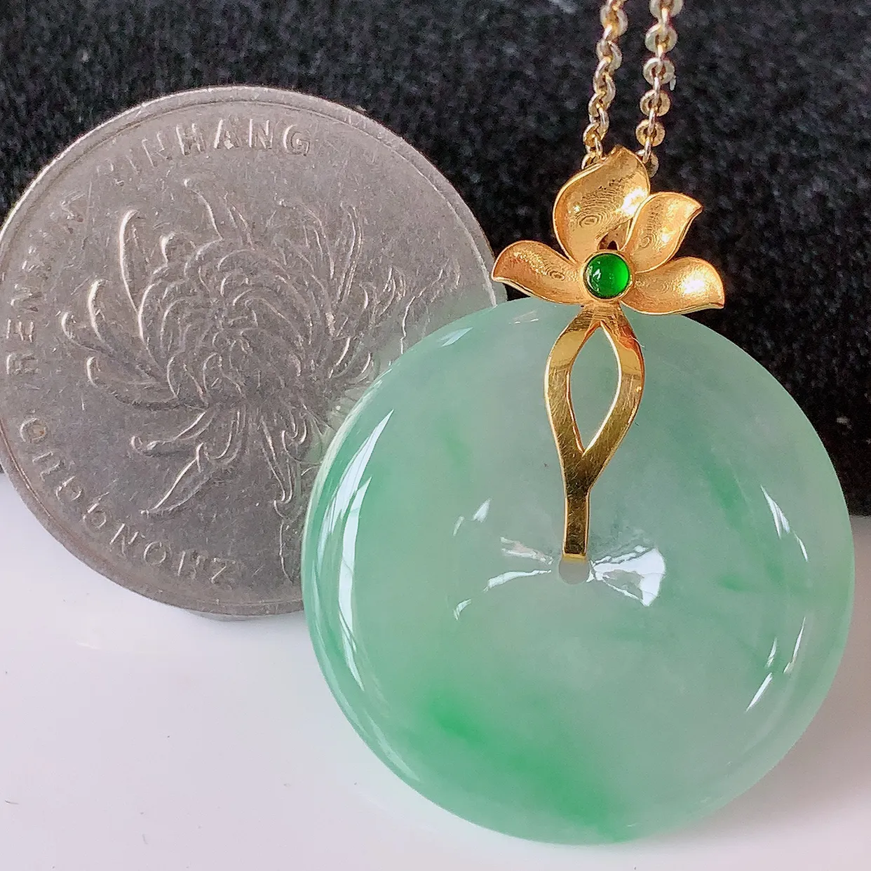 自然光实拍，18K金镶嵌冰种飘绿翡翠平安扣吊坠，玉扣，冰润光泽，寓意平平安安，平安扣佩戴时尚漂亮！#41.24整体31-24.6-4.6裸石24.6*24.6
