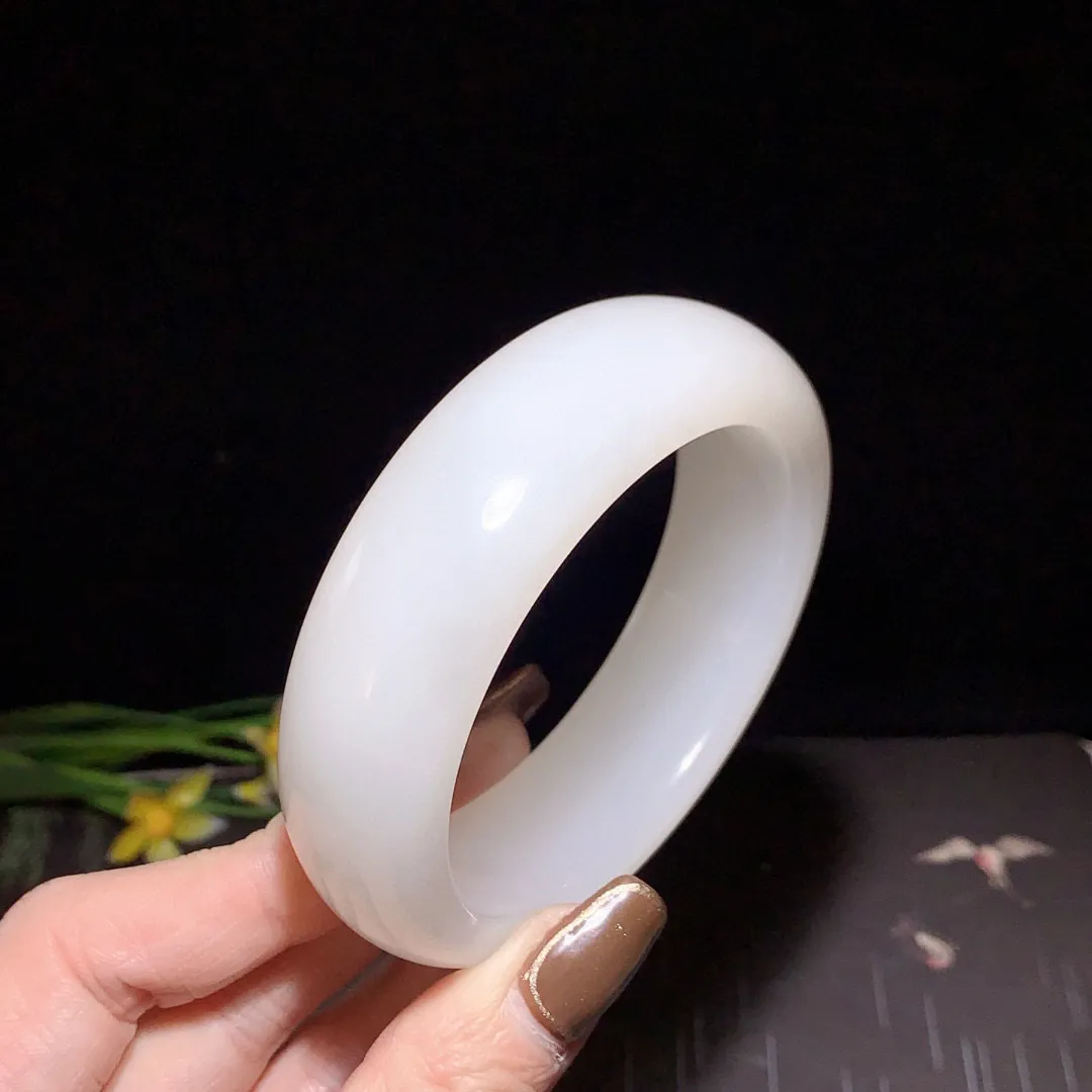 和田玉57.5圈口羊脂白宽版手镯！玉质细腻油润 底色纯净 无裂无杂 脂粉好，品质高