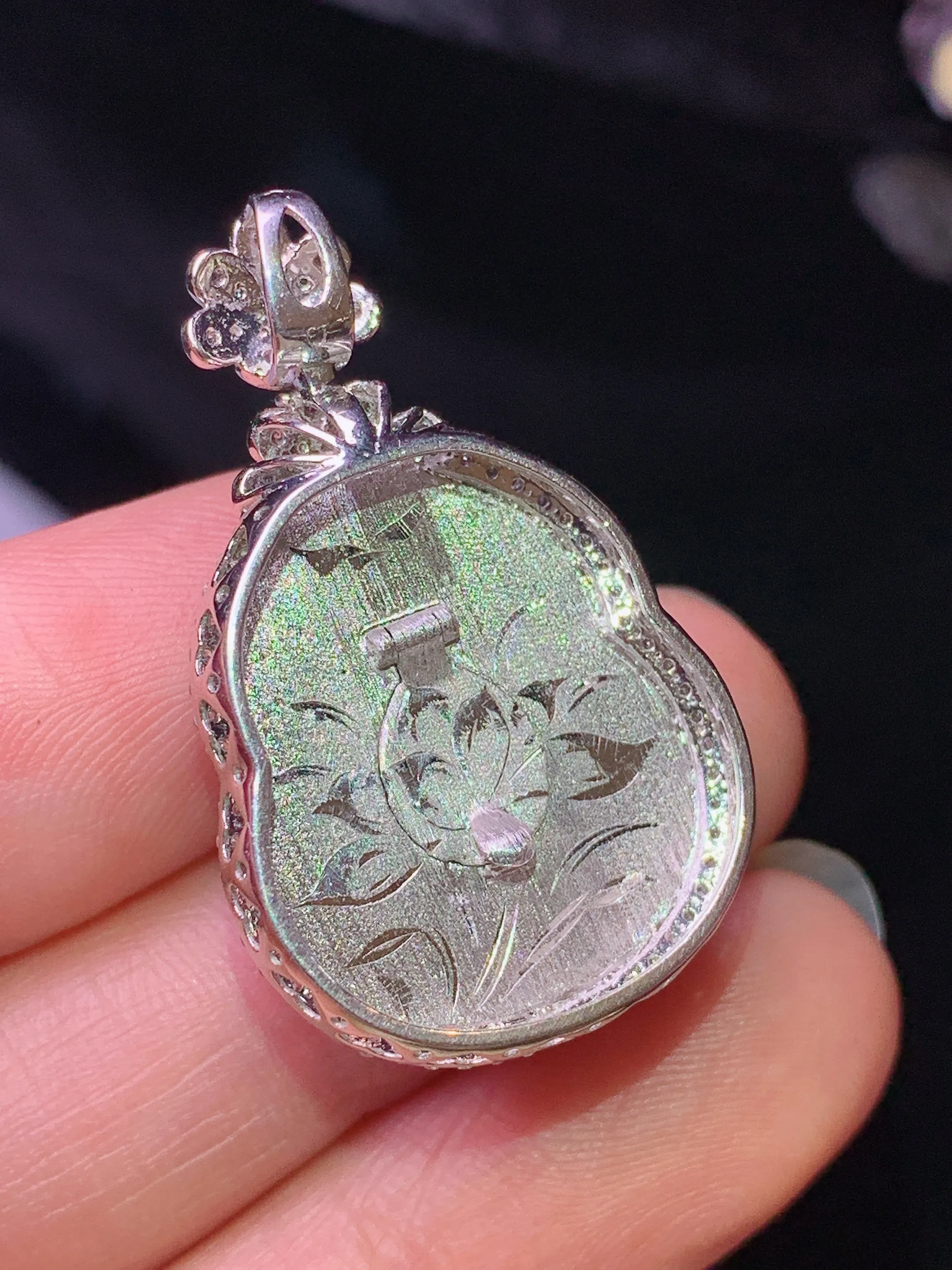 18k金钻镶嵌满绿葫芦吊坠 玉质细腻 色泽清新艳丽 整体尺寸32.5*19.7*9.2