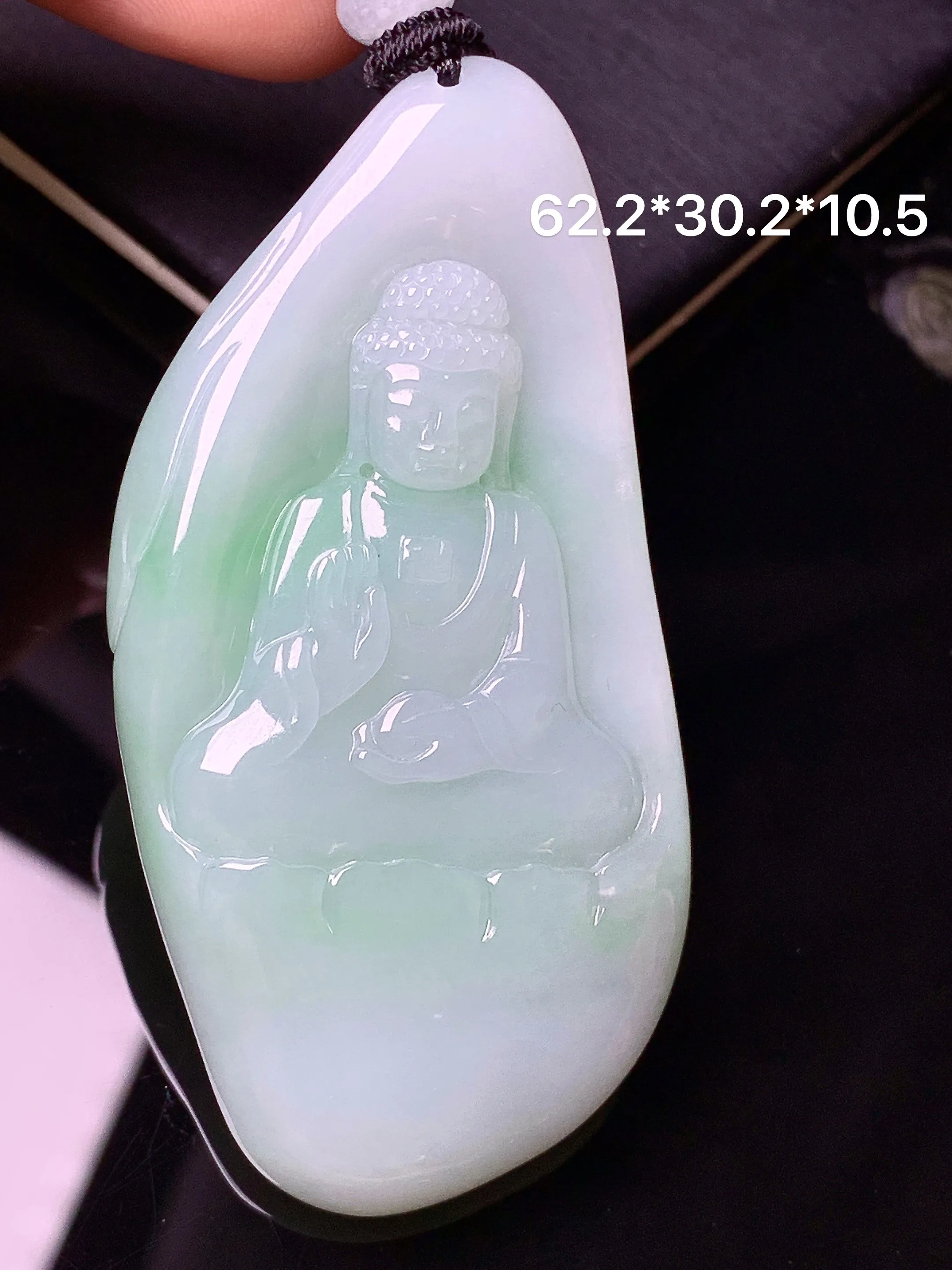 飘绿大日如来佛祖吊坠 玉质细腻 色泽清新艳丽 整体尺寸62.2*30.2*10.5