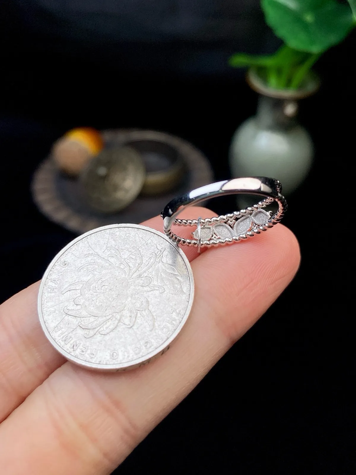 【冰种满绿随形戒指】质地细腻，饱满度很好，晶莹剔透，18k金钻镶嵌，裸石尺寸4.1*2.5*2.5毫米