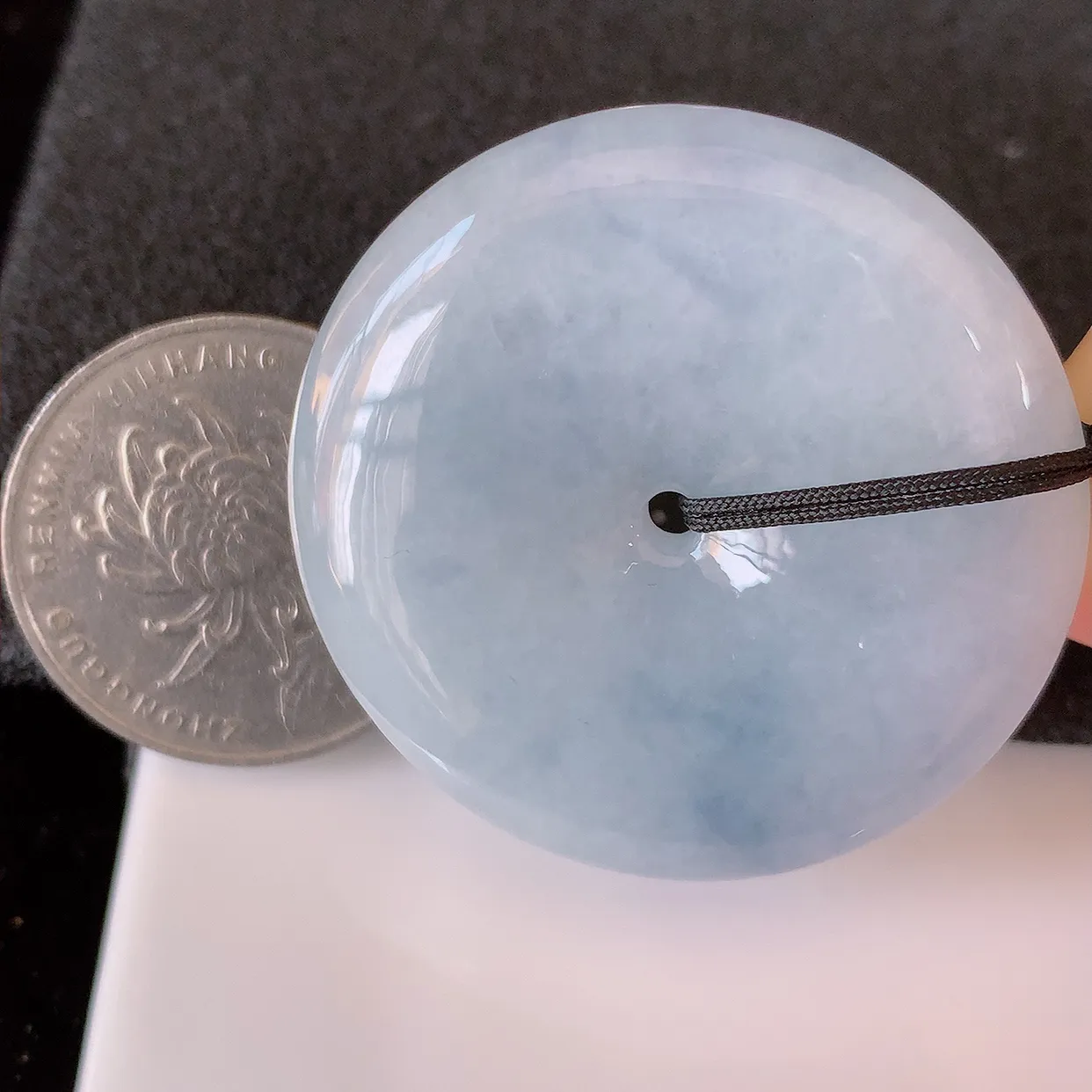 自然光实拍，大件冰润紫罗兰飘花翡翠平安扣吊坠，翠色灵动，佩戴效果时尚出众，尽显气质，玉质细腻，美感十足。#49.26