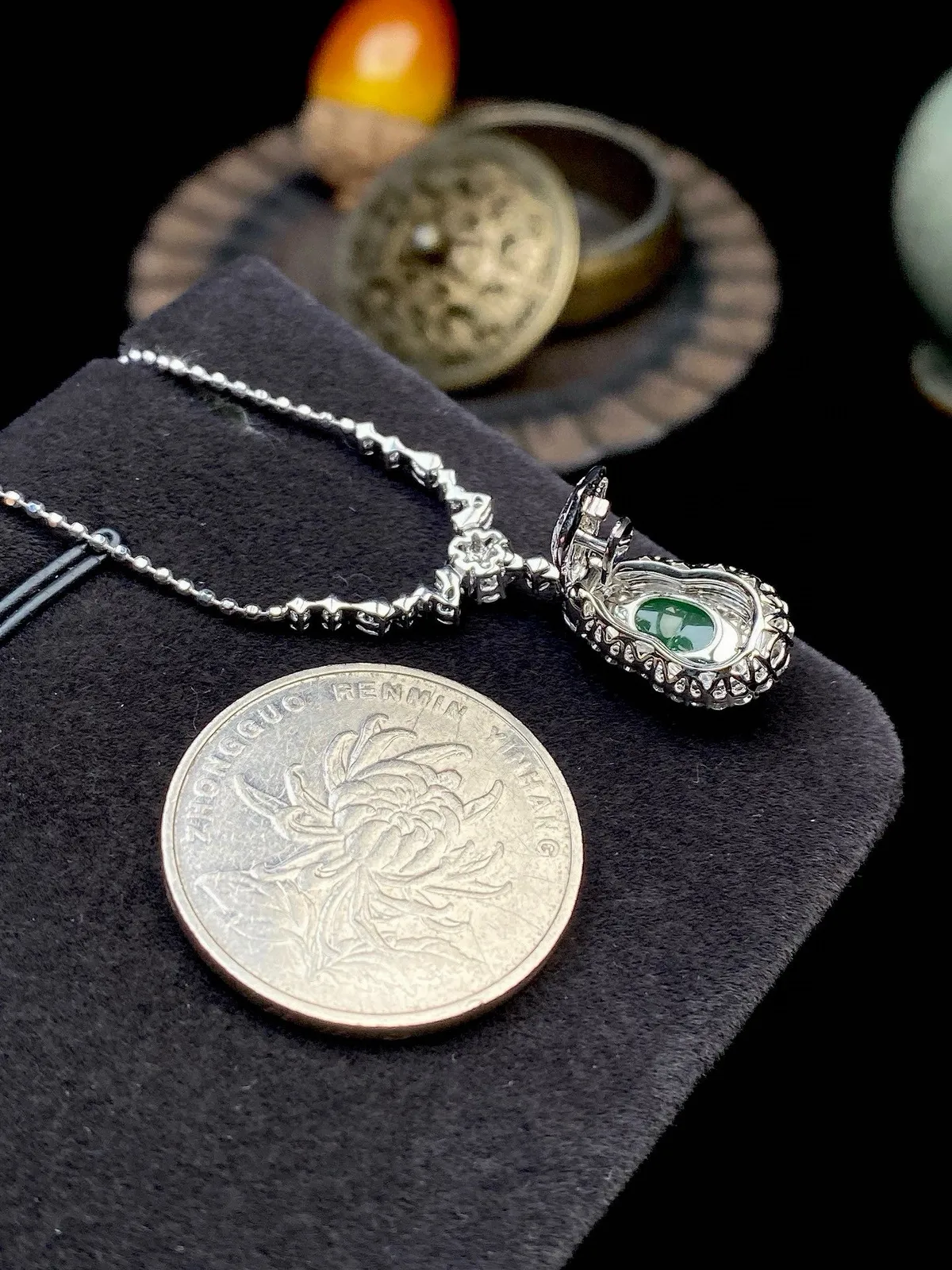 【冰种满绿葫芦吊坠】种水色俱全，冰透闪亮，通透感饱满度很好，18k金钻豪华镶嵌，裸石尺寸12.1*7.1*2.8毫米