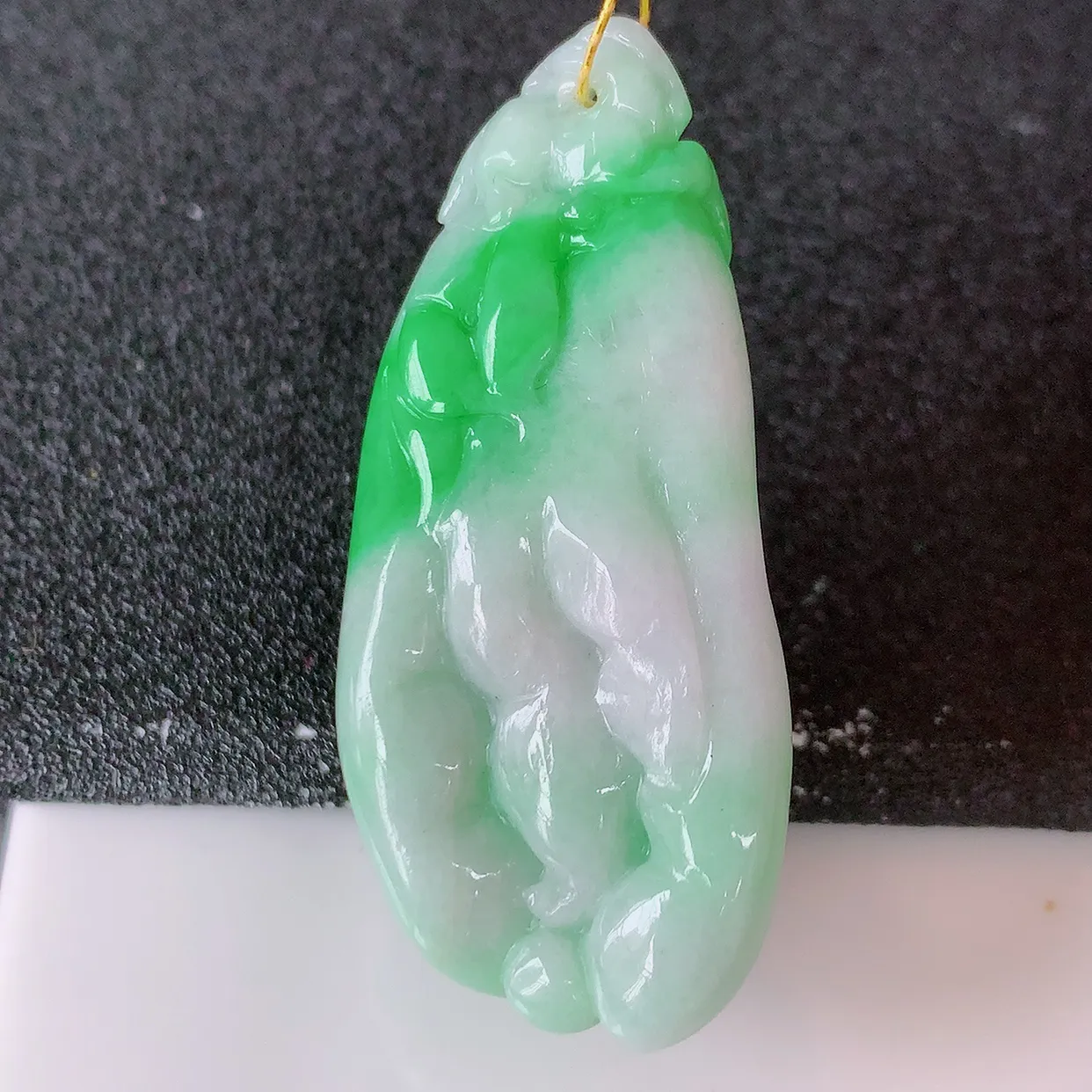 自然光实拍，冰润飘阳绿翡翠佛手吊坠，翠色灵动，佩戴效果时尚出众，尽显气质，玉质细腻，美感十足。#35.24