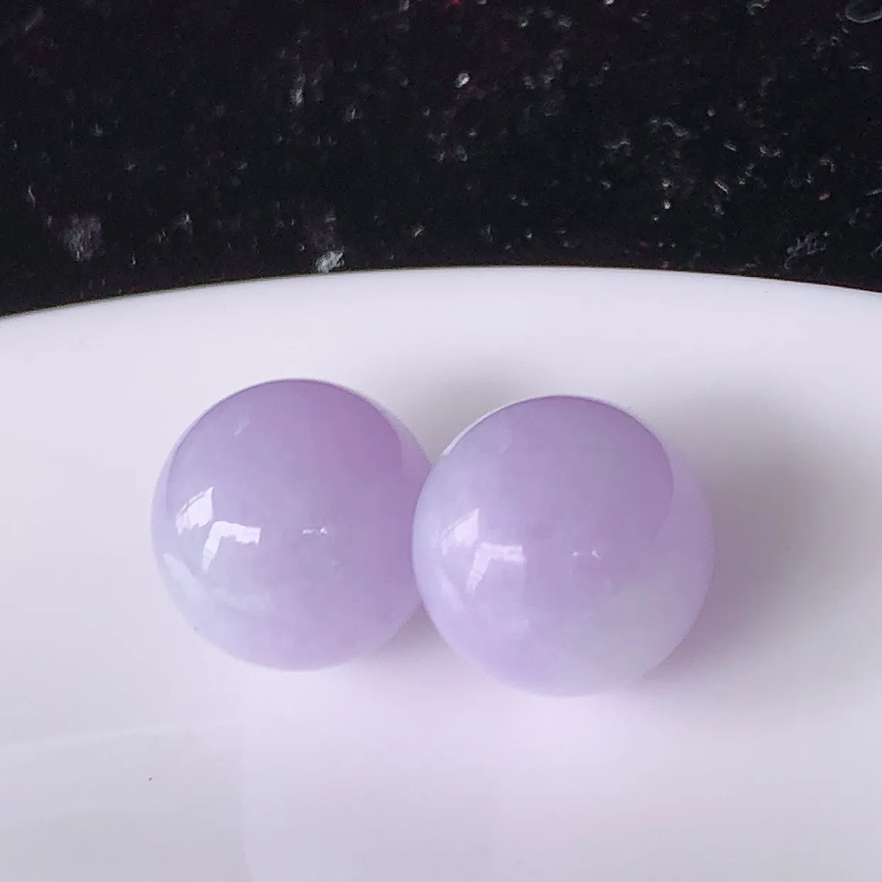 自然光实拍，紫罗兰翡翠一对圆珠、转运珠吊坠，寓意“时来运转，财源滚滚” 寓意佳，荧光灼灼，转运珠佩戴