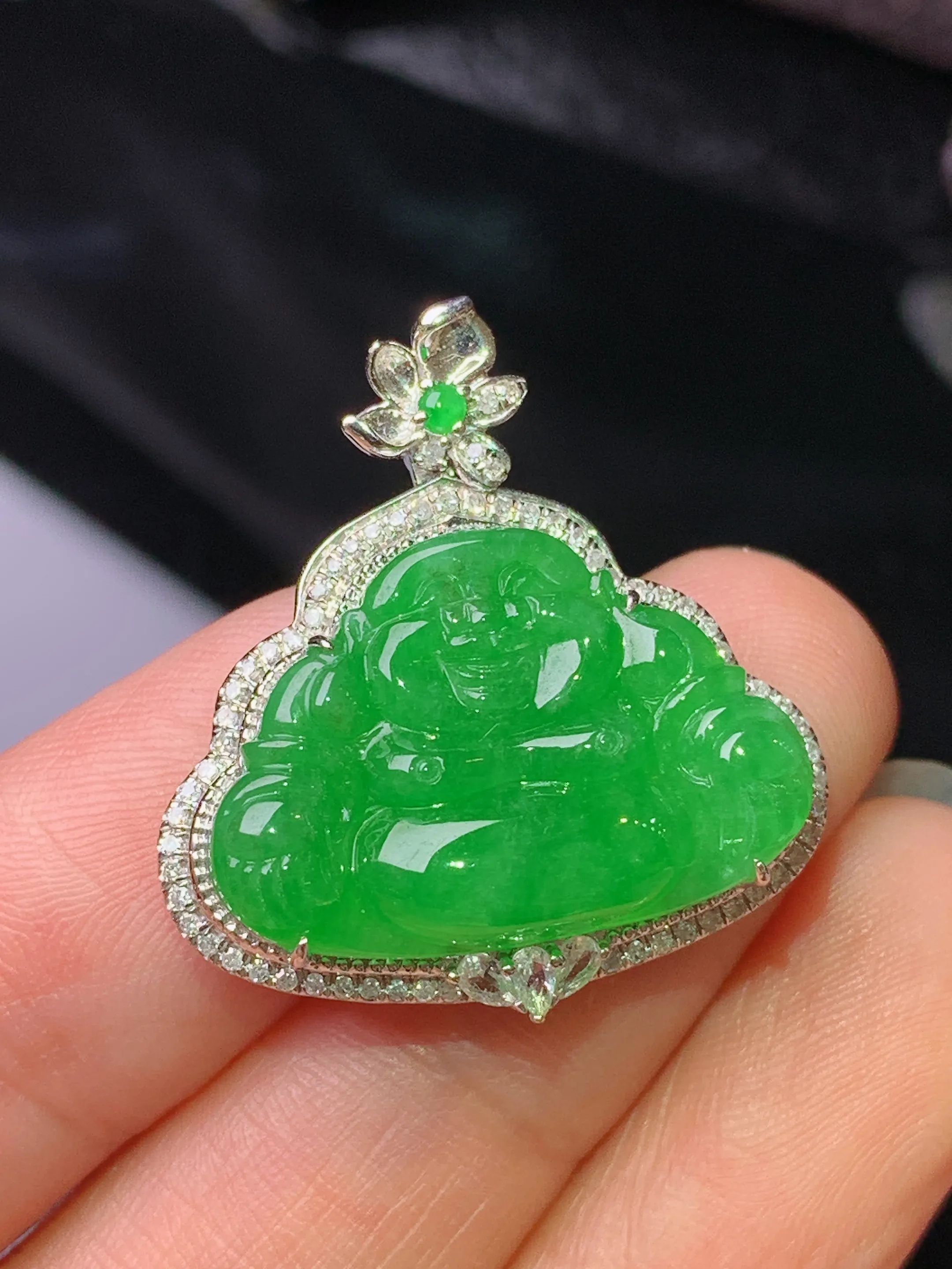 18k金钻镶嵌满绿佛公吊坠 玉质细腻 色泽清新艳丽 整体尺寸27*24.8*8