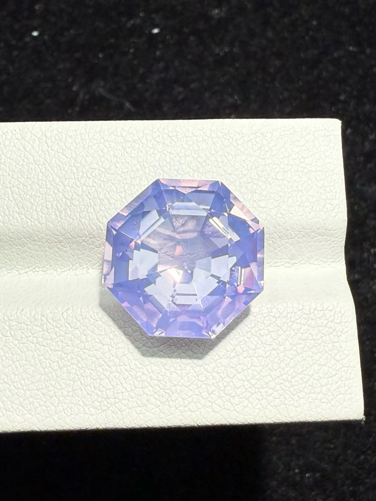 【高端珠宝】天然极美浪漫薰衣草紫晶裸石
重量: 12ct  规格: 14.6*14.7*10毫米
精