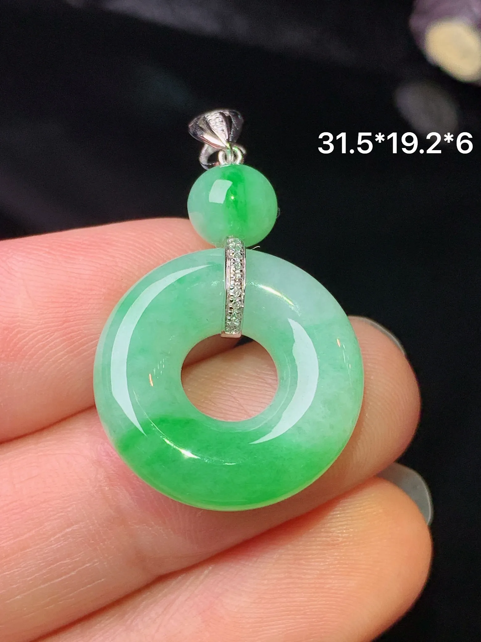 18k金钻镶嵌翠绿平安环吊坠 玉质细腻 色泽清新艳丽 整体尺寸31.5*19.2*6