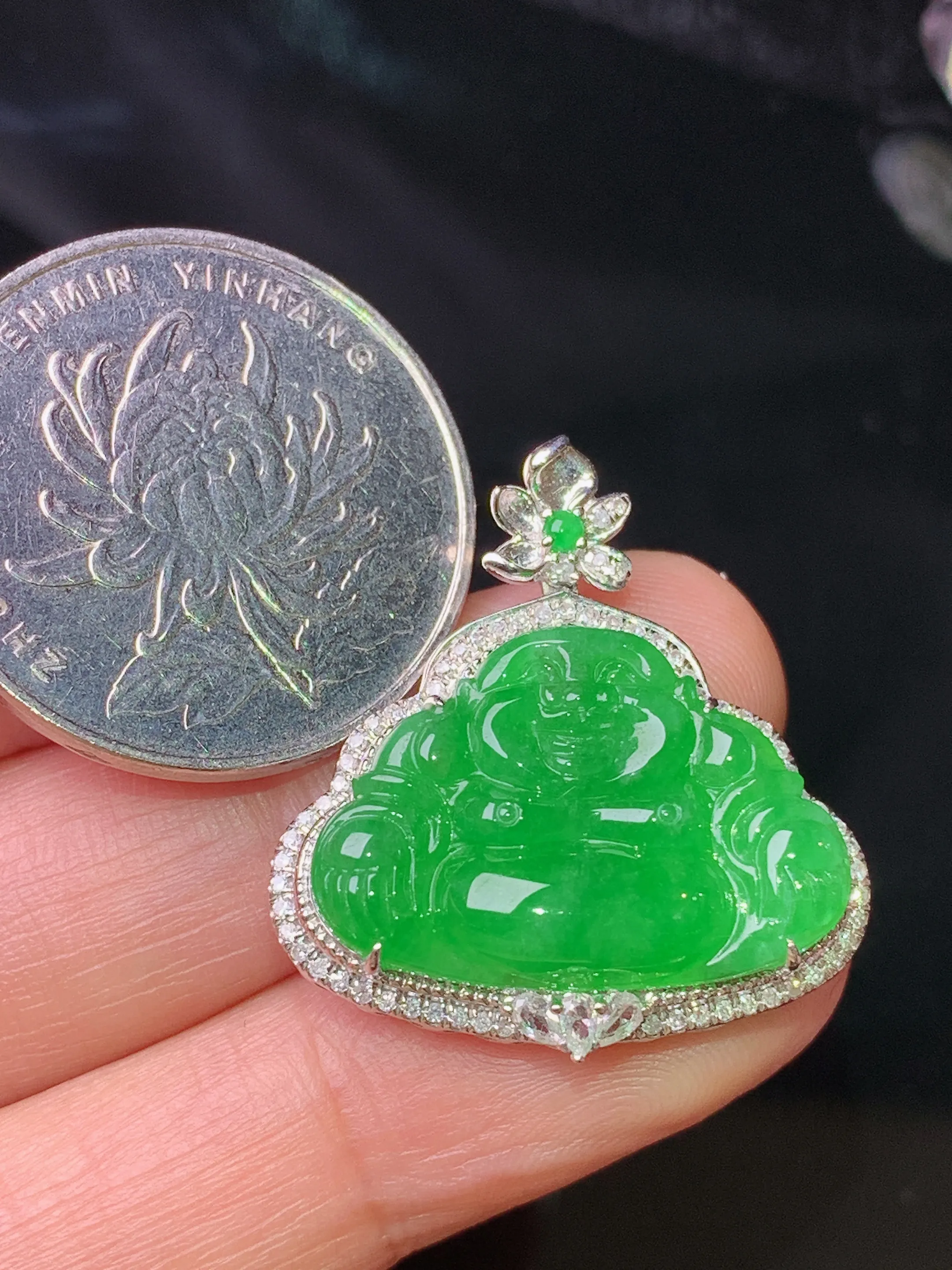 18k金钻镶嵌满绿佛公吊坠 玉质细腻 色泽清新艳丽 整体尺寸27*24.8*8
