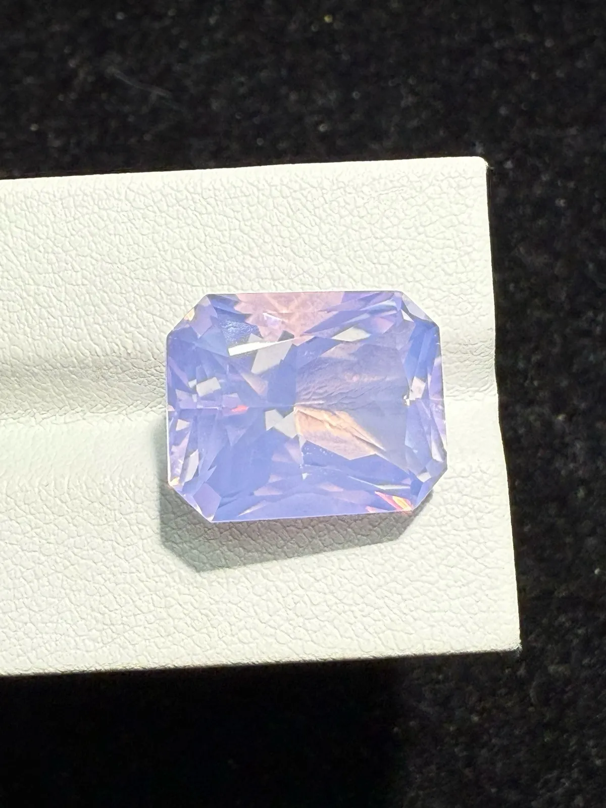 【高端珠宝】天然极美浪漫薰衣草紫晶裸石
重量: 14.16ct  规格: 16.4*12.9*10.2毫米
精湛切工，满身火彩
台面大，实物更美，可以代镶嵌设计。
