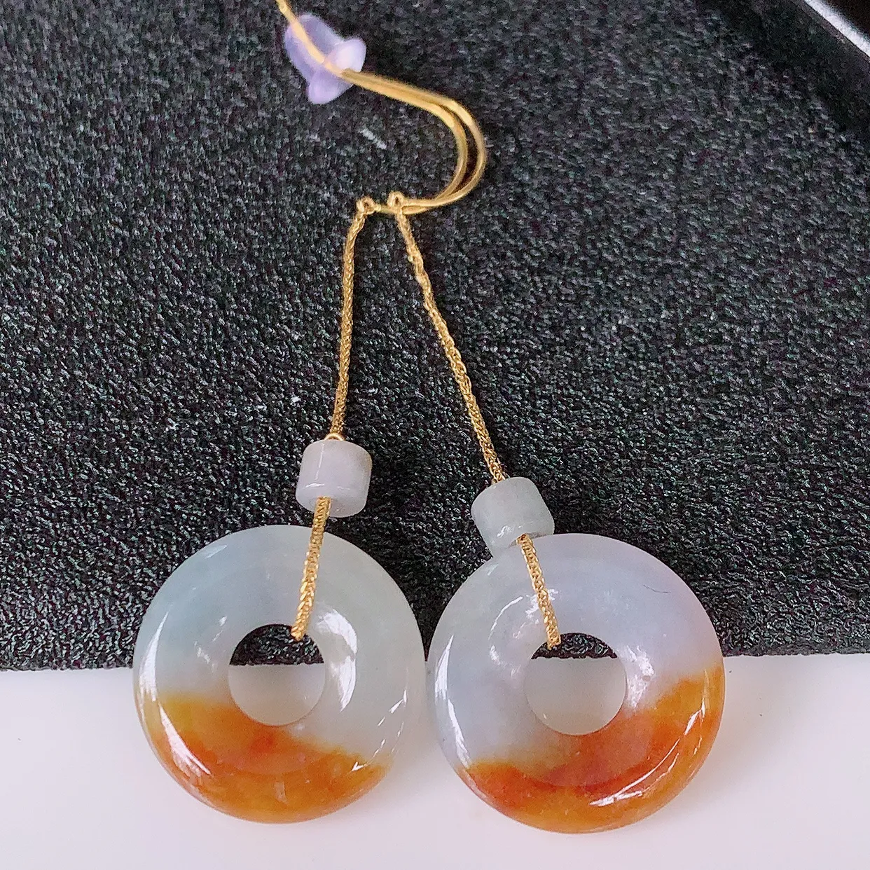 18k金镶嵌翡翠耳坠，沁人心脾，耳坠佩戴效果大气出众，尽显气质。种水好，胶感足，颜相当漂亮，高性价比，值得入手品鉴！#1.24整体42.5裸石15-3