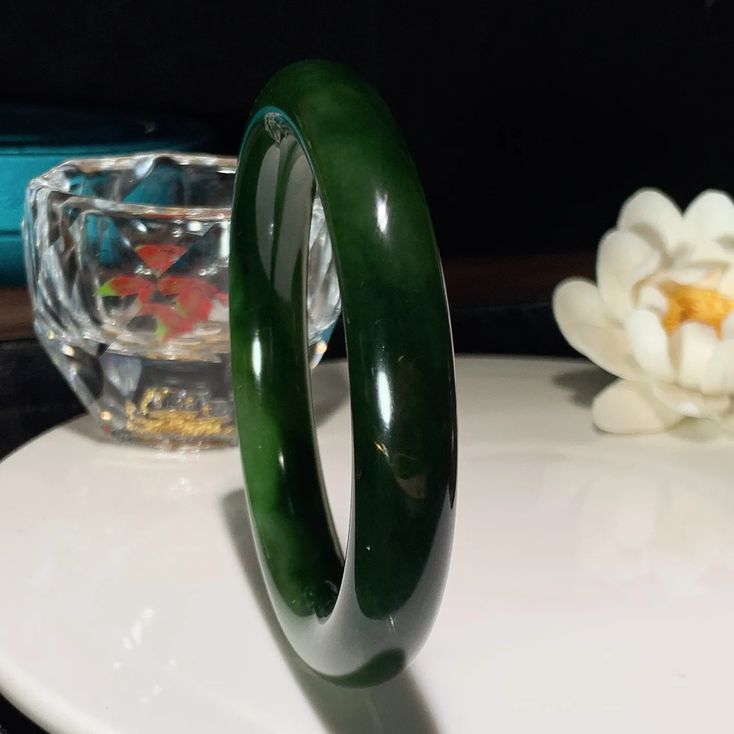 59圈口和田玉菠菜绿俄罗斯碧玉圆条手镯。59圈口条宽12厚12重72.5克 玉质细腻油润。手推出油。