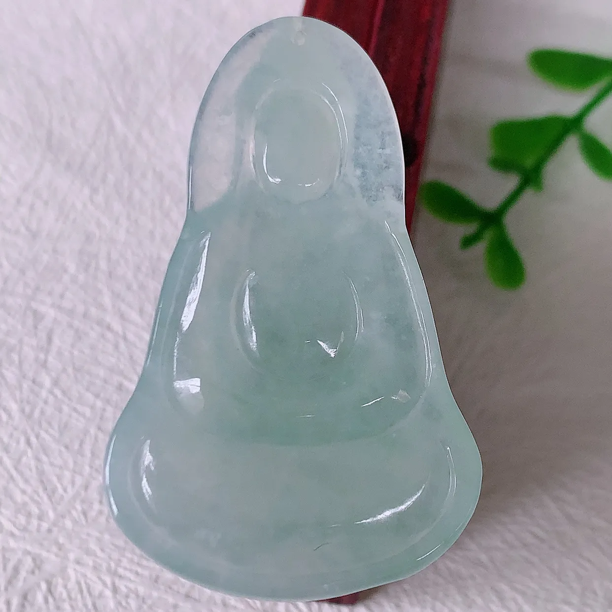 自然光实拍，冰种翡翠观音菩萨吊坠，净瓶观音，冰透亮泽，美观亮丽，观音面相端庄#46.24