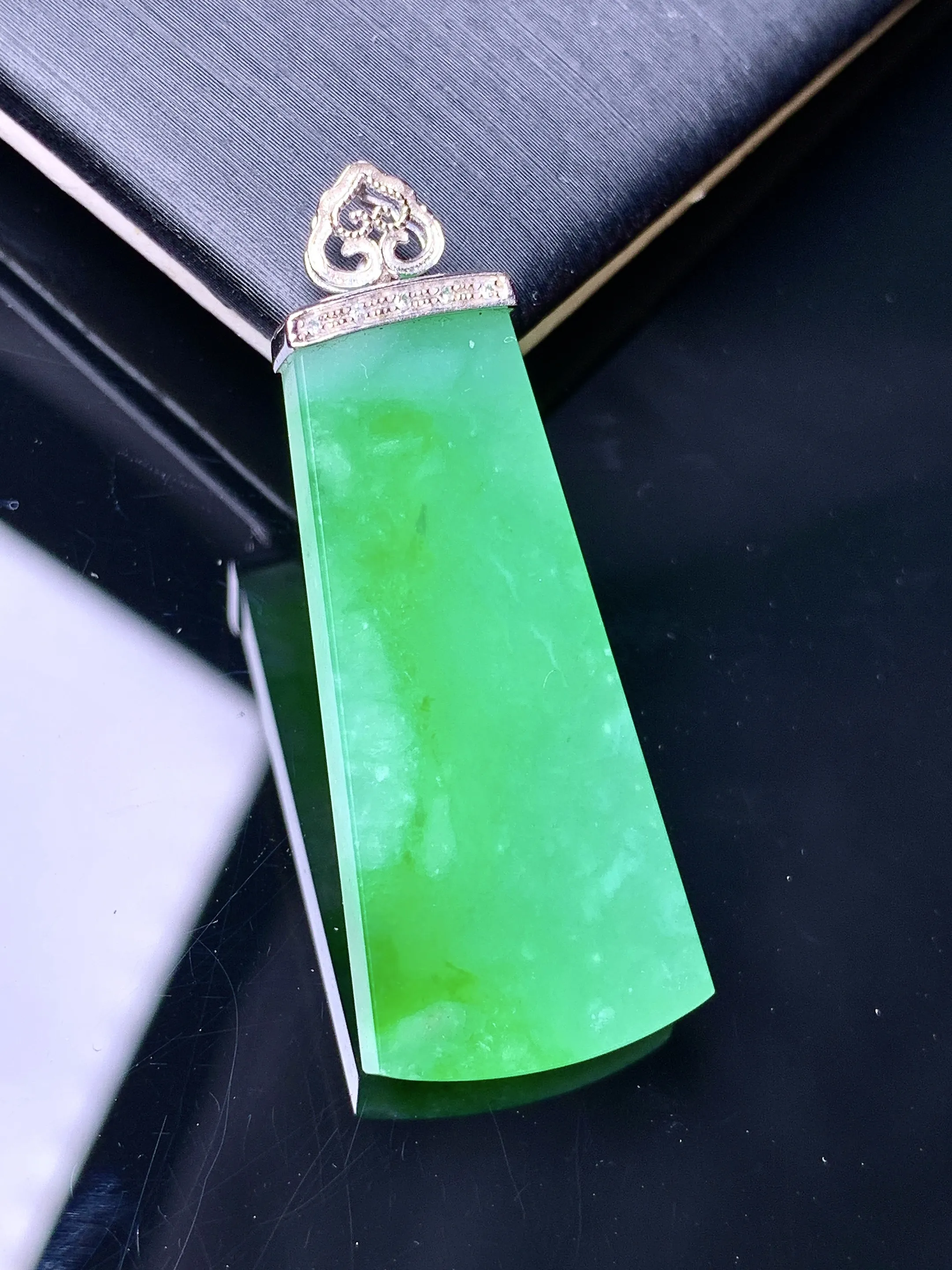 18k金镶嵌翠绿无事牌吊坠 玉质细腻 色泽清新艳丽 整体尺寸39*15*3.8