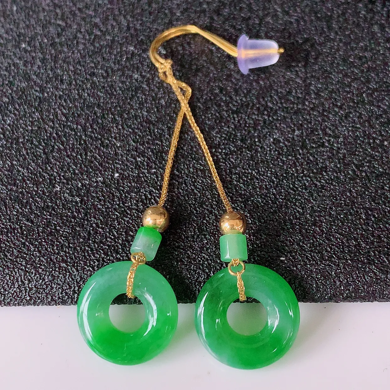 18k金镶嵌冰飘绿翡翠平安扣耳坠，沁人心脾，耳坠佩戴效果大气出众，尽显气质。种水好，胶感足，颜相当漂亮，高性价比，值得入手品鉴！#41.24整体44.5裸石尺寸10.8*2.6
