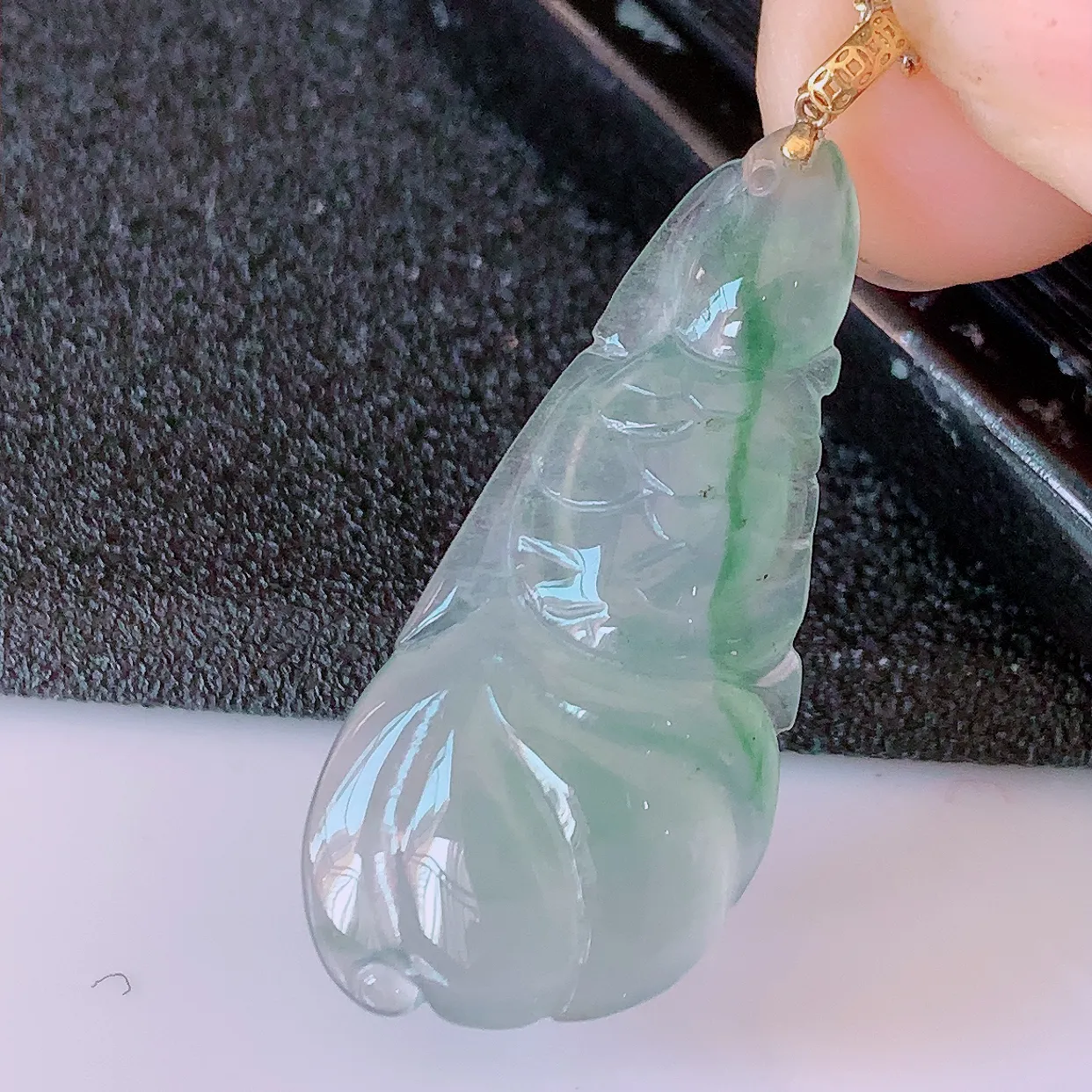自然光实拍，18K金镶嵌冰种飘花翡翠年年有余，自由自在玉吊坠，寓意财源广进，雕工婉约，栩栩如生，佩戴优雅迷人！#1.26