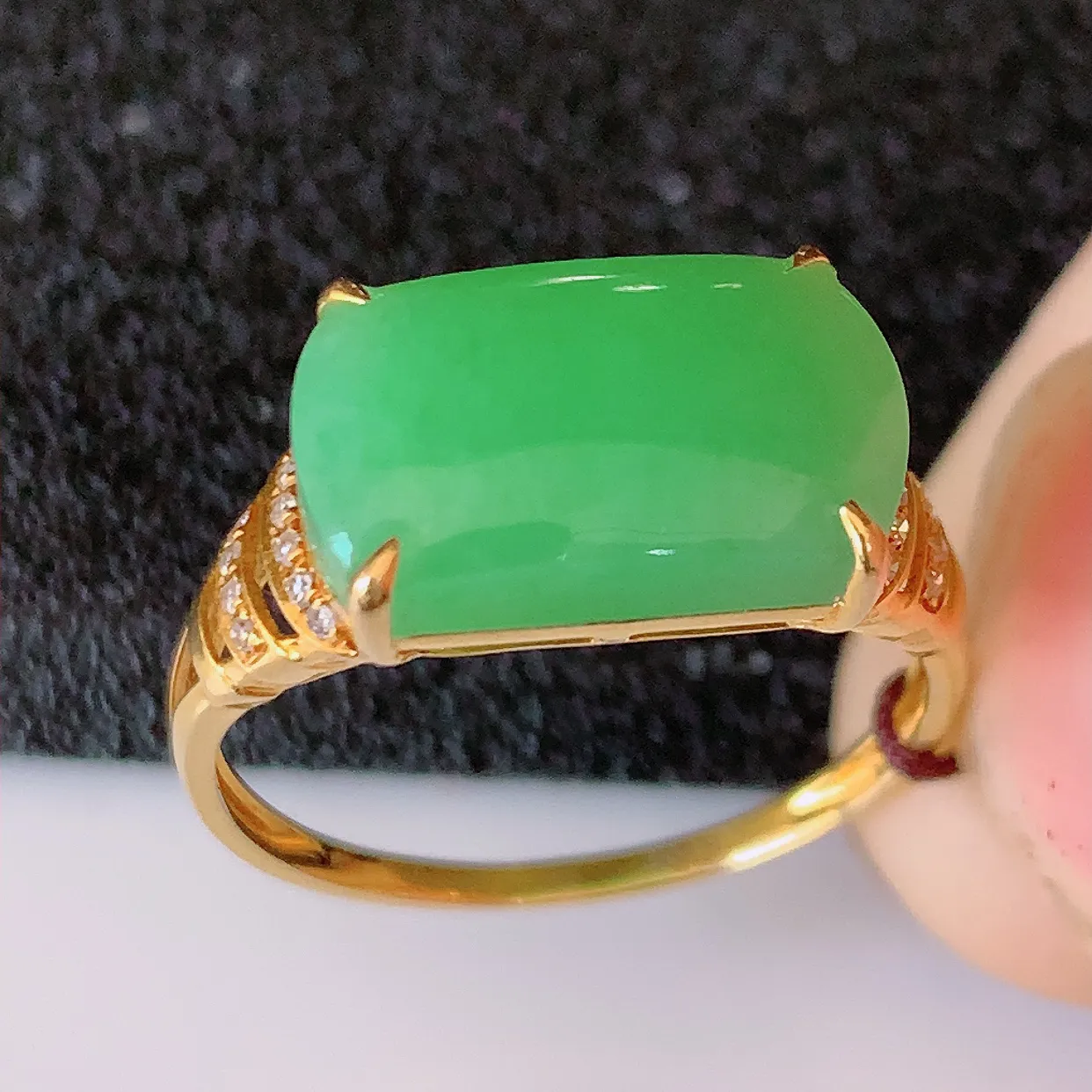 自然光实拍 18K金精工镶嵌满绿翡翠马鞍戒指，玉质细腻，翡翠色泽均匀，艳丽饱满，款式高贵大气，15圈