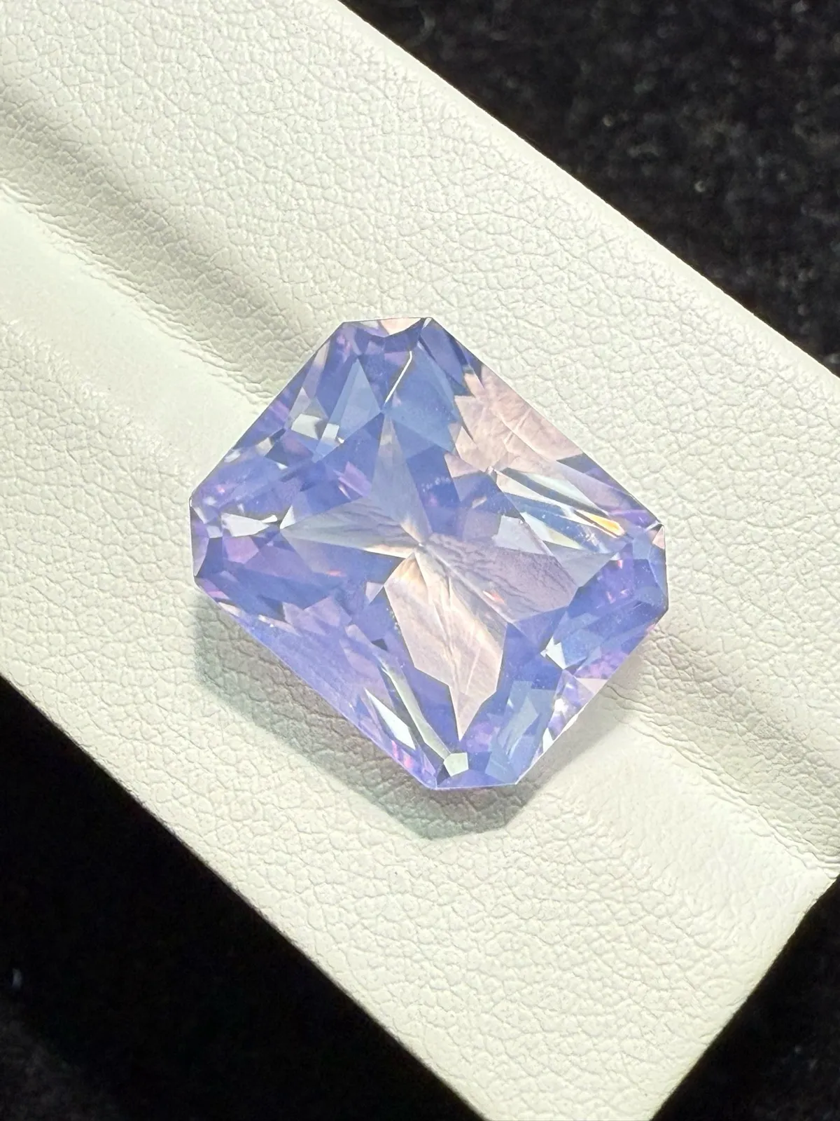 【高端珠宝】天然极美浪漫薰衣草紫晶裸石
重量: 14.125ct  规格: 16.1*13.1*10.3毫米
精湛切工，满身火彩
台面大，实物更美，可以代镶嵌设计。