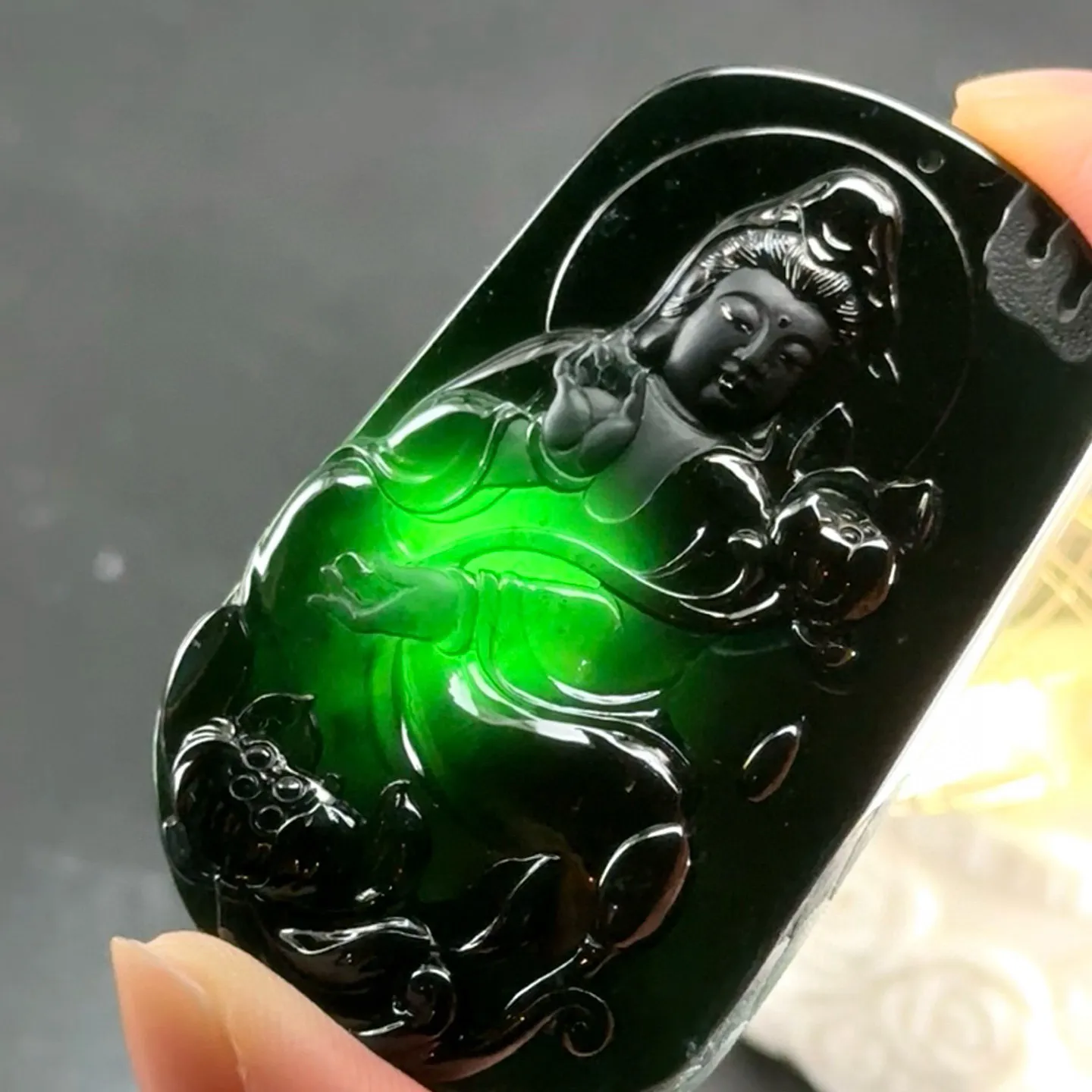 精品墨翠自在观音 种好色正 黑度极好 打灯通透 油性十足  尺寸54.6