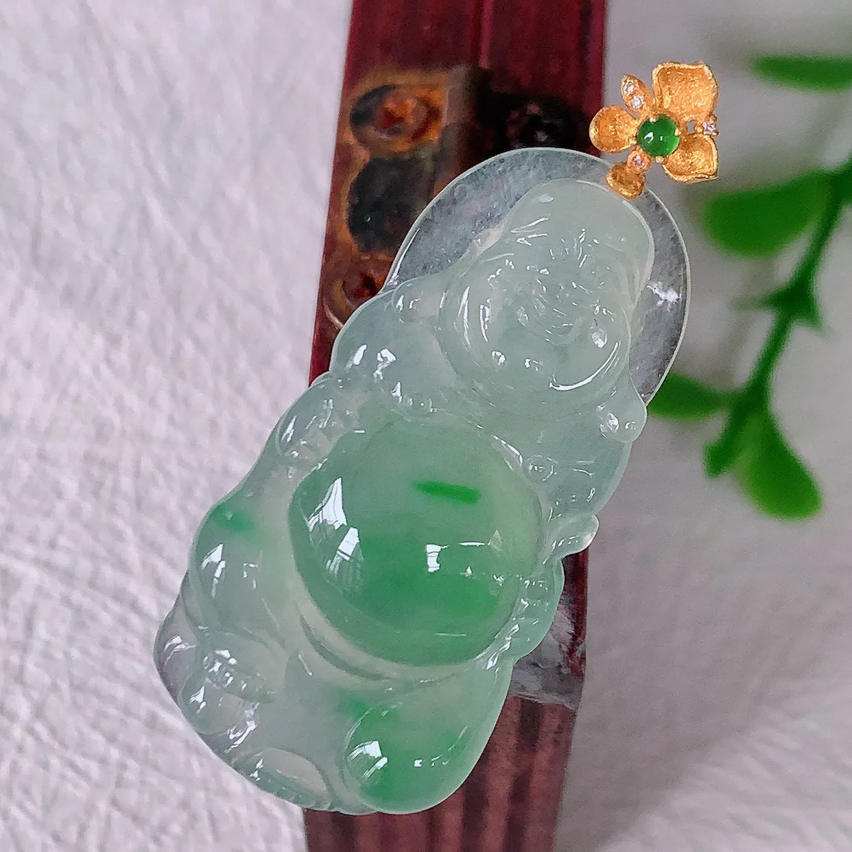 自然光实拍，18K金镶嵌冰种飘绿翡翠逍遥布袋佛吊坠，代代有钱，水足丰盈，盈满欢喜，配戴送礼佳品！#1.24整体37.5裸石31.8*15.5*5.8