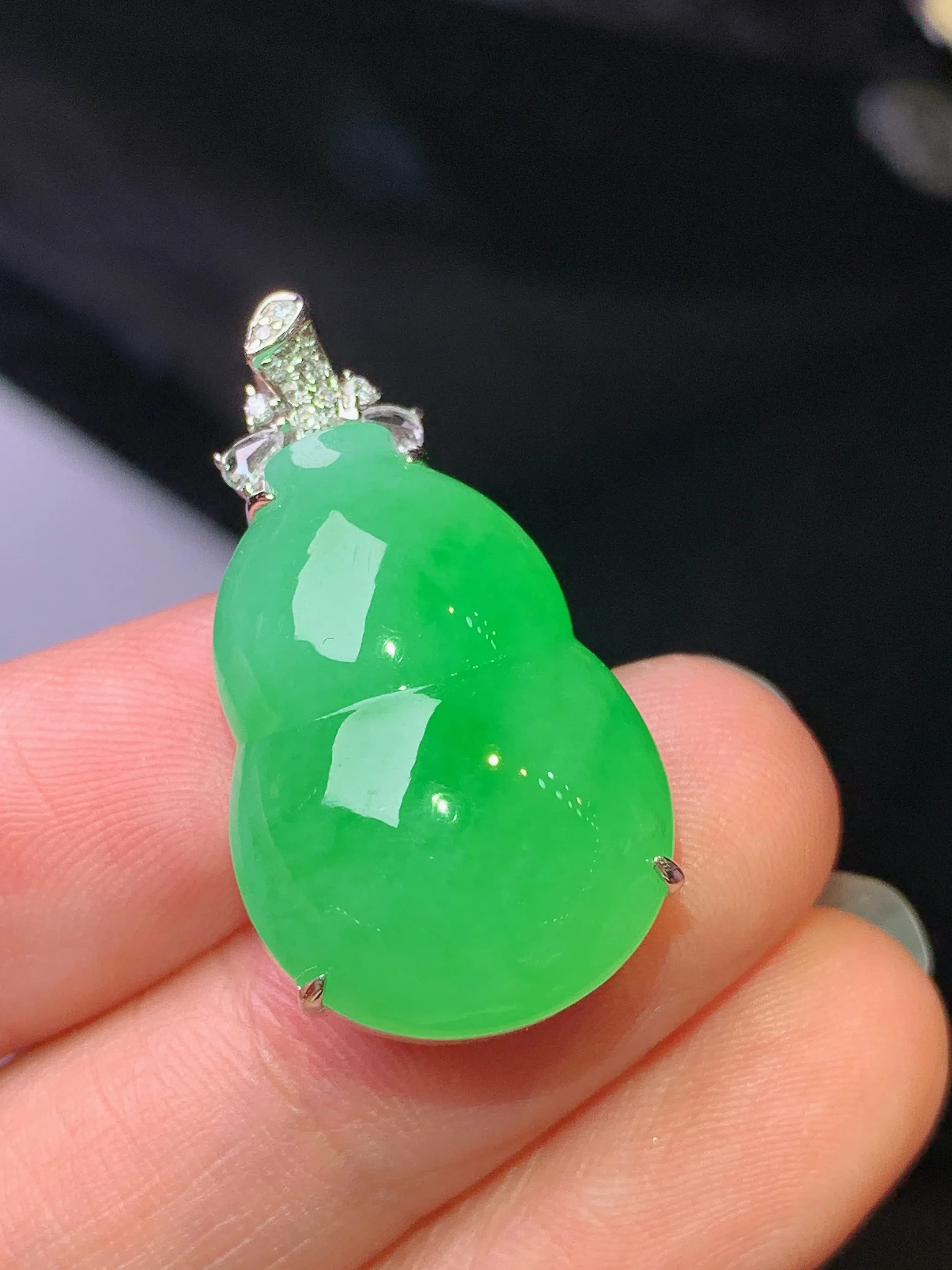 18k金钻镶嵌翠绿葫芦吊坠 玉质细腻 色泽清新艳丽 整体尺寸29.3*16.2*9.7