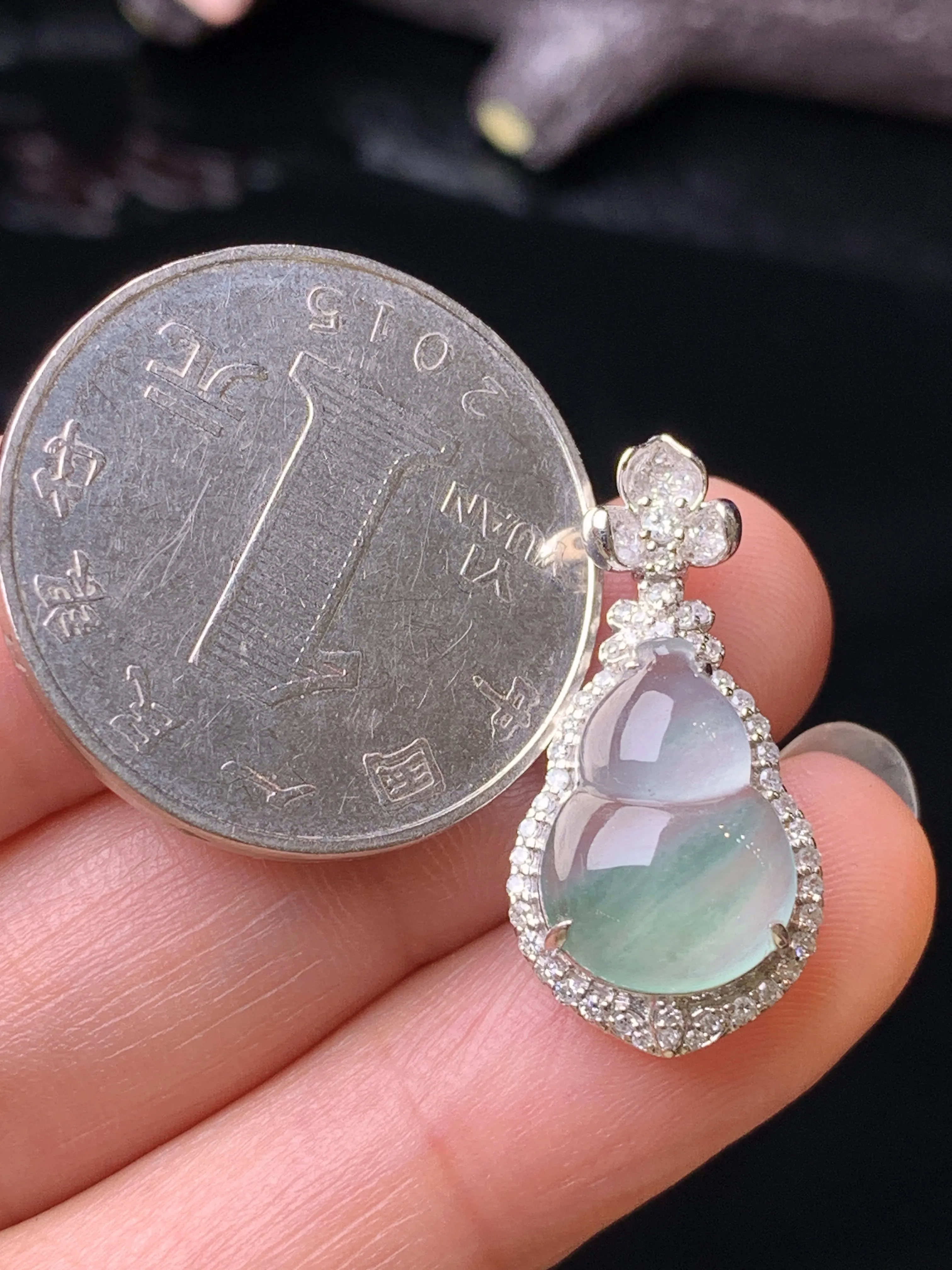 18k金钻镶嵌冰种飘绿葫芦吊坠 玉质细腻 色泽清新艳丽 整体尺寸25*12.2*7.8