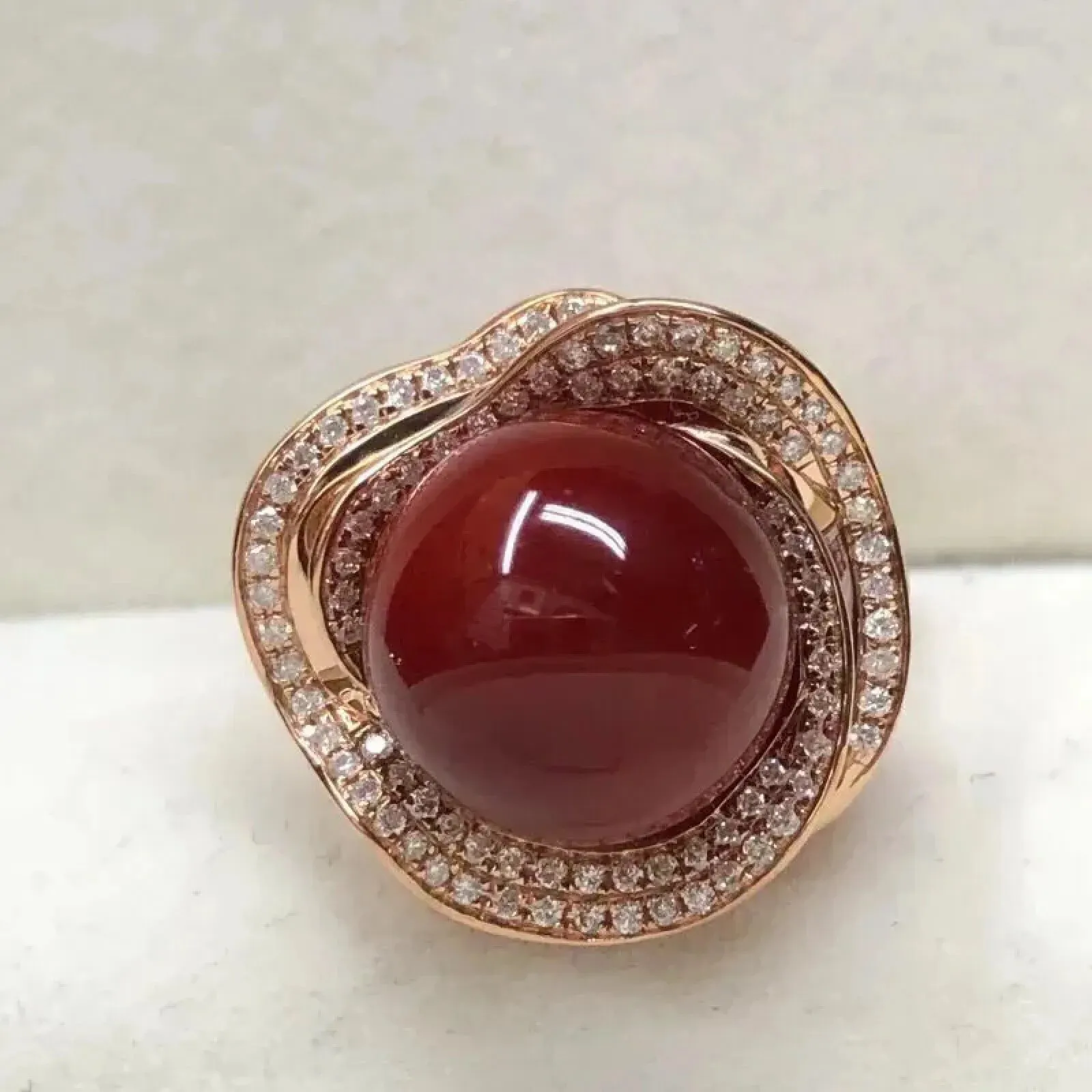 【天然阿卡赤血牛血红珊瑚11.8mm大圆珠豪华双层满钻镶嵌戒指】天然无添加无优化，日本产地，阿卡材料，赤血牛血红颜色，光泽水嫩柔润，大裸石尺寸为11.8*11.8*11.8mm，整体尺寸18.5*19.1*12.3mm，18K真金钻石豪华镶嵌！重量为7.45克，圈口内径为17.6mm,圈口号为15。上手效果豪华富贵！