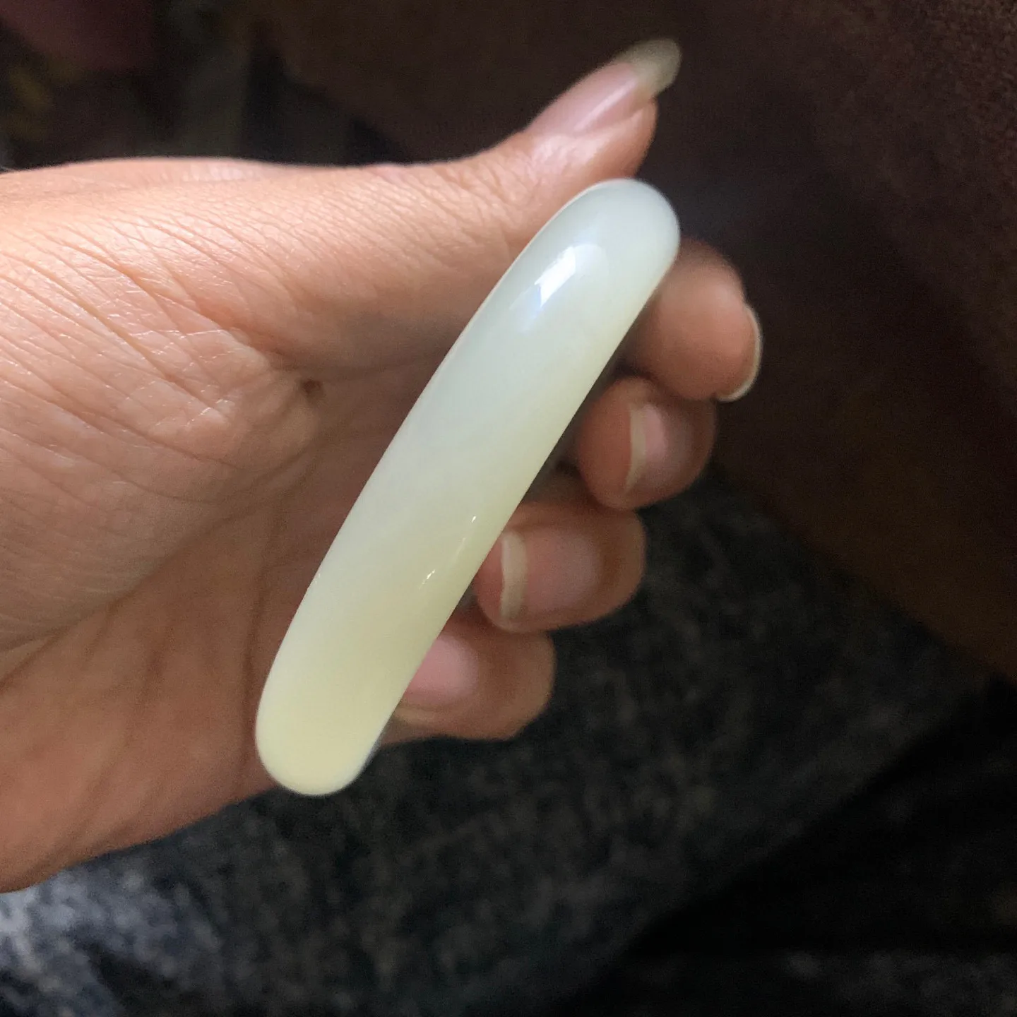 冰种料，和田玉60圈口蜂蜜水手镯！玉质细腻油润 底色纯净 无裂无杂 脂粉好，品质高