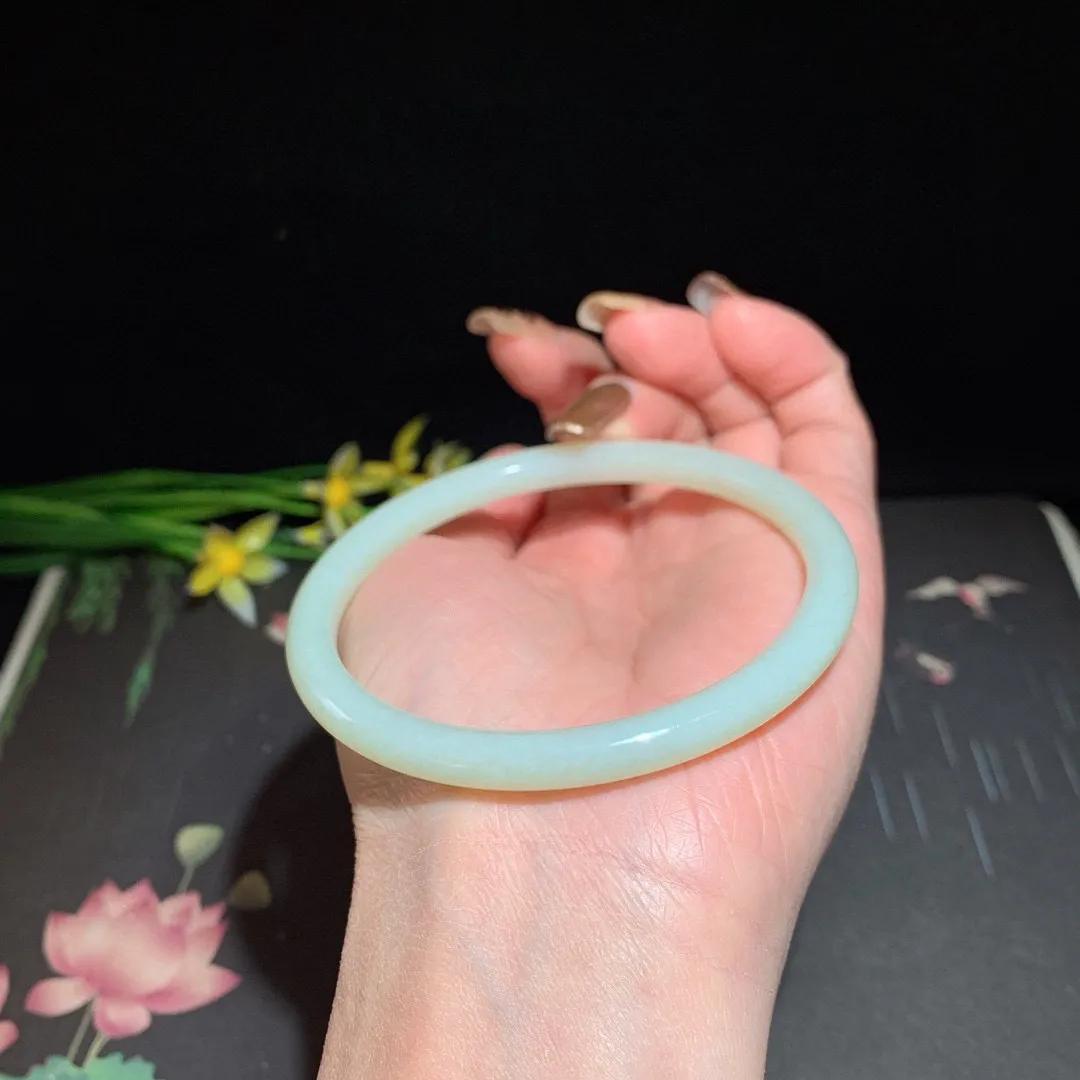 和田玉63.3圈口且末蓝手镯！玉质细腻油润 底色纯净 无裂无黑 脂粉好，品质高。